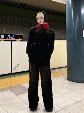 「アイテム（オールインワン・サロペット、ブラック系）」を使った、愛都さん（レディース・163cm）の冬コーディネート