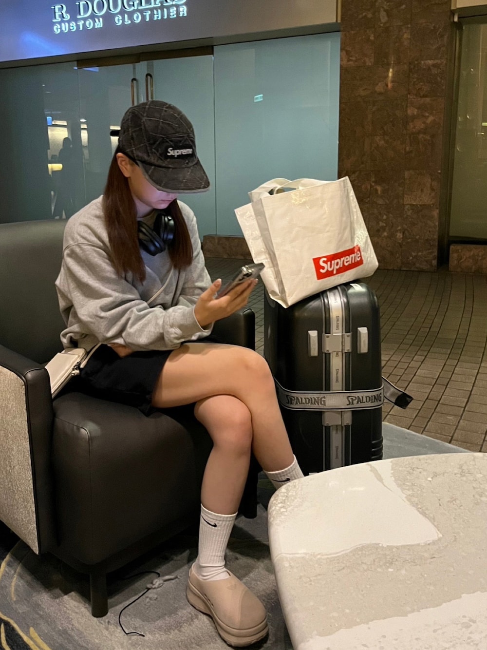 キャップを使った「機内スタイル」のレディース人気ファッション