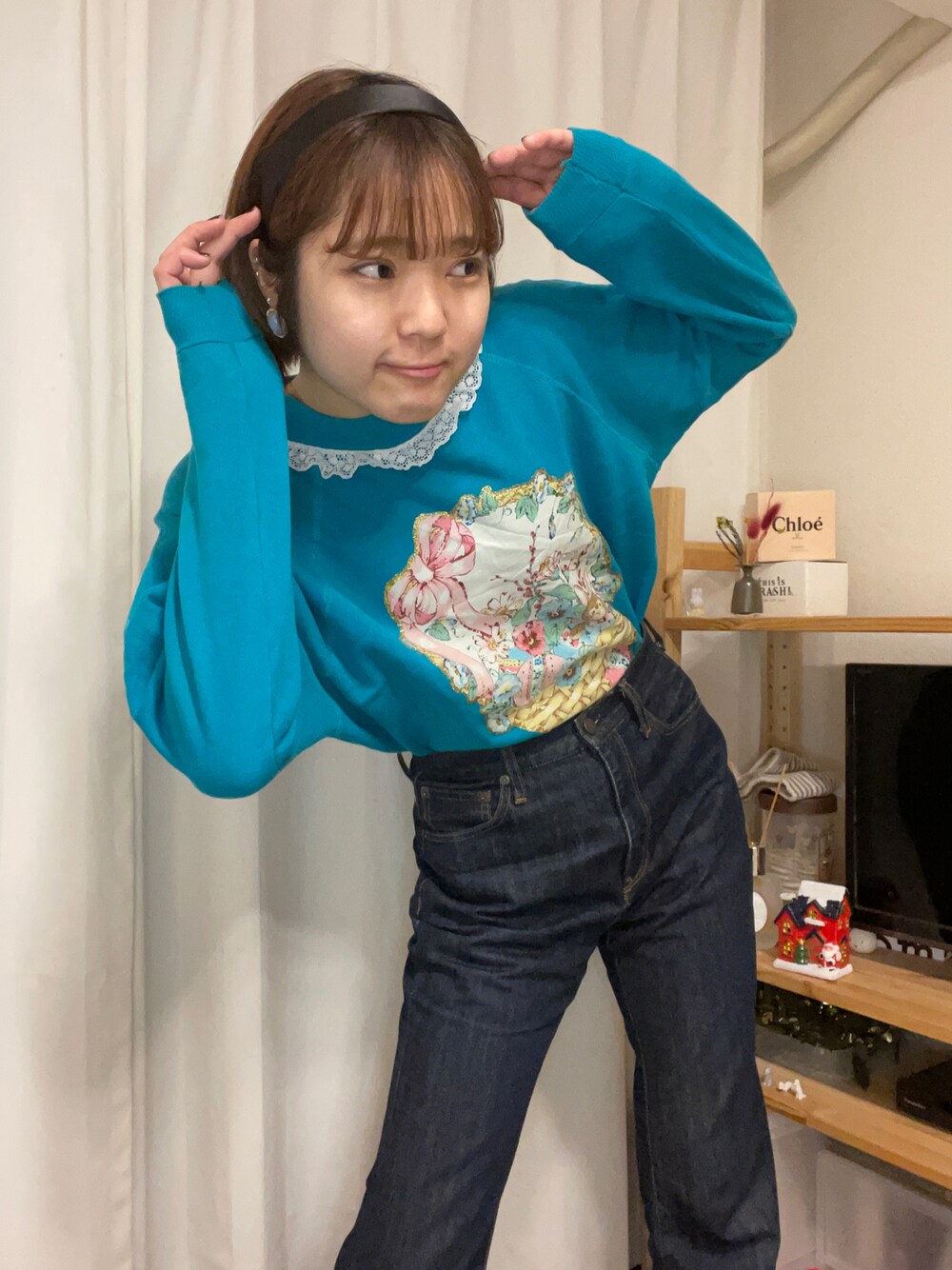 「おしゃれさんと繋がりたい、デニムパンツ、秋冬コーデ、デニム、カラーコーデ、レトロ、レトロガール、レトロコーデ、カチューシャ、カチューシャコーデ、襟、レース」｜「古着のアイテム（スウェット、ブルー系）」を使った、かえでさん（レディース・165cm）の冬コーディネートの1枚目の写真
