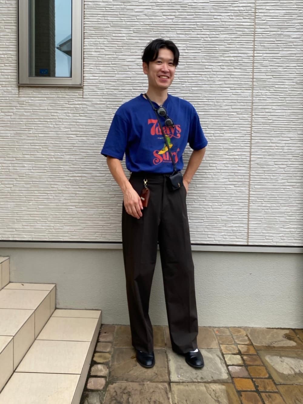 「夏コーデ、メンズコーデ、休日コーデ、今日のコーデ、大人コーデ、夏だ！Tシャツ着よう！、ハイウエスト、コバルトブルー、サングラス、ワイドパンツ、UNIQLO、タックイン」｜「UNIQLOのアイテム（スラックス、ブラウン系）」を使った、YANさん（メンズ・167cm）の夏コーディネートの1枚目の写真
