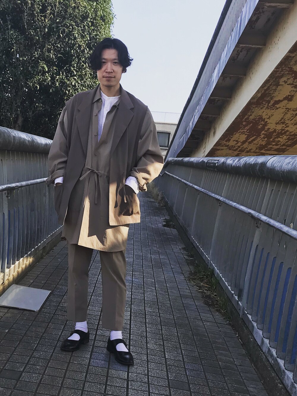 「春服デビュー宣言、オトナカジュアル、春服、今日のコーデ、シャツスタイル、淡色コーデ、トレンチコート、爽やかコーデ、シンプルコーデ、シャツ、UNIQLO、低身長、ブラウンコーデ、キレイめ、革靴」｜「MONKEY TIMEのアイテム（ベスト、ベージュ系）」を使った、YANさん（メンズ・167cm）の春コーディネートの1枚目の写真