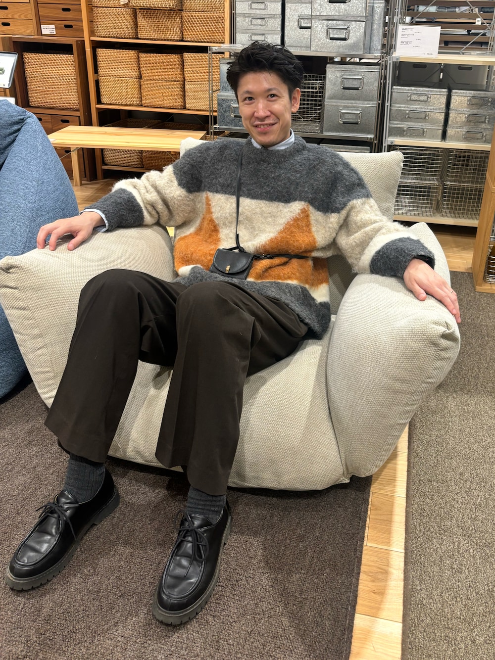 「秋っぽコーデ更新中、淡色コーデ、シンプルコーデ、大人カジュアル、秋服、シンプルスタイル、革靴、きれいめカジュアル、低身長コーデ、ユニクロ、UNIQLO、シンプル、シャツコーデ、スラックス、ニット」｜「mooimooiのチロリアンシューズ（モカシン/デッキシューズ、ブラック系）」を使った、YANさん（メンズ・167cm）の秋コーディネートの1枚目の写真