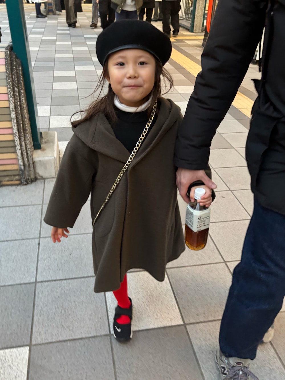 「大人コーデ、お出かけコーデ、モノトーン、シンプルスタイル、冬コーデ、ベレー帽、ワンピース、ダッフルコート、ポーチ、パリ、NIKE、タイツ」｜「CIAOPANIC TYPYのアイテム（ハンチング/ベレー帽、ブラック系）」を使った、YANさん（メンズ・167cm）の冬コーディネートの1枚目の写真