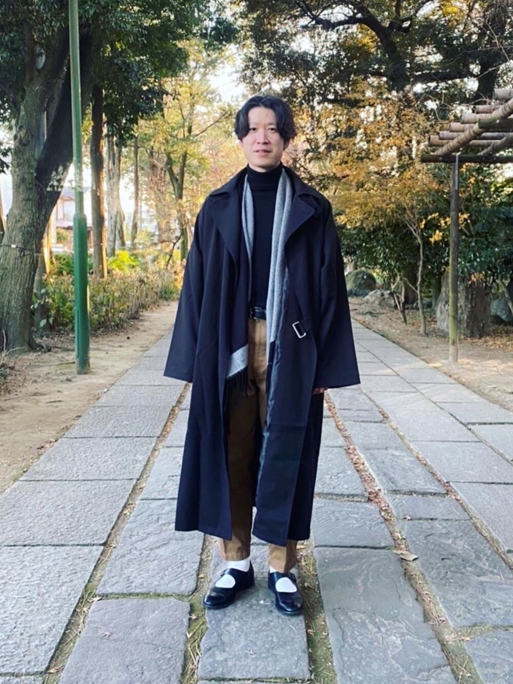 「休日スタイル、メンズコーデ、ビックシルエット、きれいめカジュアル、UNIQLO、レイヤードスタイル、低身長、革靴、キレイめ、大人コーデ、ベージュ、ポンチョ、新年一発目、ロングコート」｜「UNIQLOのアイテム（チノパンツ、ブラウン系）」を使った、YANさん（メンズ・167cm）の冬コーディネートの1枚目の写真