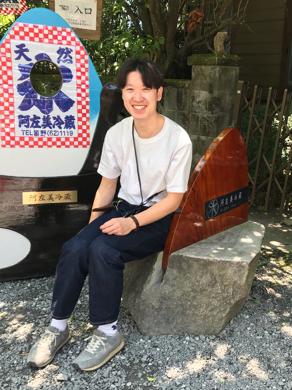 「春夏コーデ、夏服、シンプルコーデ、スニーカー、デニム、白Tシャツ、ラフ、タックイン、カジュアル、夏だ！Tシャツ着よう！」｜「ear PAPILLONNERのアイテム（財布、ブラック系）」を使った、YANさん（メンズ・167cm）の春コーディネートの1枚目の写真