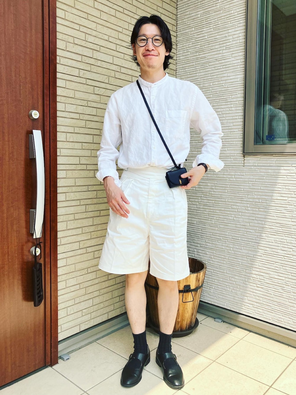 「今日のコーデ、大人コーデ、シンプルコーデ、休日スタイル、低身長、夏、シンプル、UNIQLO、白パンツ、シャツスタイル、ユニクロ、ノーカラーシャツ、オールホワイト、おしゃれさんと繋がりたい、ハーフパンツ」｜「LEPSIMの【FOR I SERIES】ベルトデザインハーフパンツ　199633（その他パンツ、ホワイト系）」を使った、YANさん（メンズ・167cm）の夏コーディネートの1枚目の写真