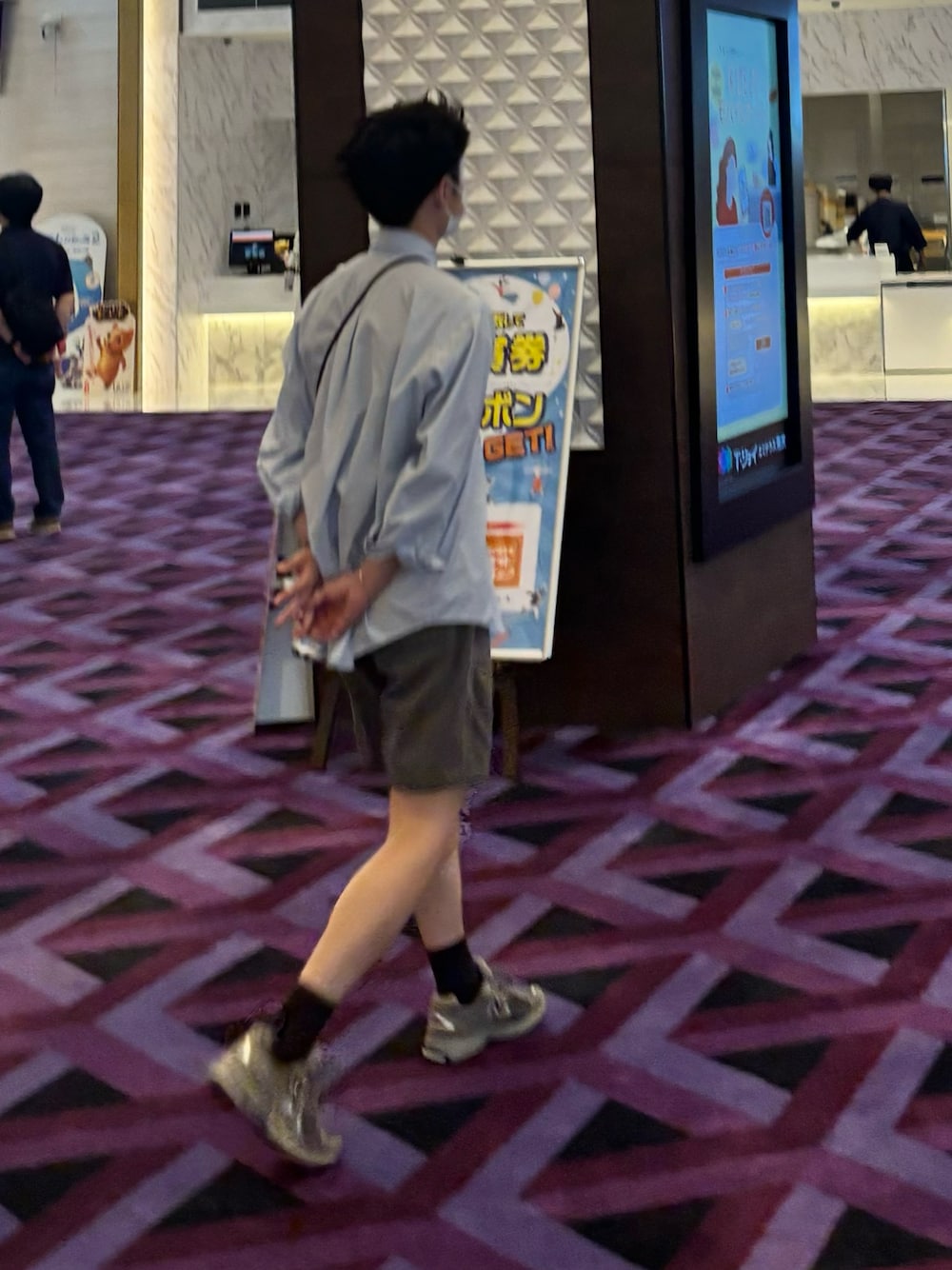 「秋っぽコーデ更新中、淡色コーデ、休日スタイル、シンプルコーデ、お出かけコーデ、休日コーデ、今日のコーデ、スニーカー、New Balance、30代コーデ、低身長コーデ、ニューバランス、シャツスタイル、ショートパンツ、ソックス」｜「CASIOの【CASIO】LA670WA-1A2JF（デジタル腕時計、シルバー系）」を使った、YANさん（メンズ・167cm）の秋コーディネートの1枚目の写真