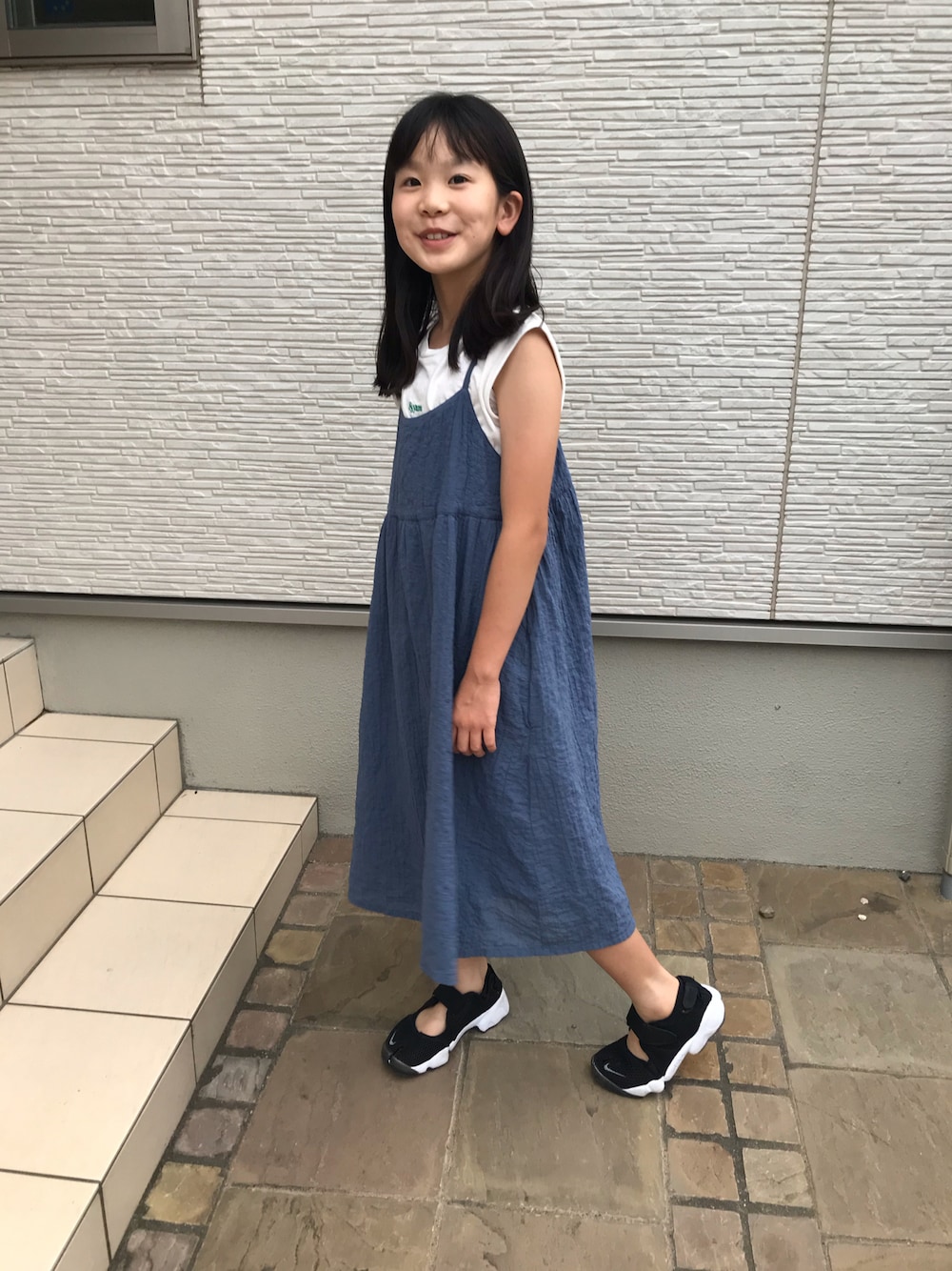 「夏、シンプル、大人カジュアル、ラフ、サンダル、UNIQLO、ノースリーブ、ワンピース、カジュアルコーデ、NIKE」｜「UNIQLOのアイテム（ワンピース、ブルー系）」を使った、YANさん（メンズ・167cm）の夏コーディネートの1枚目の写真