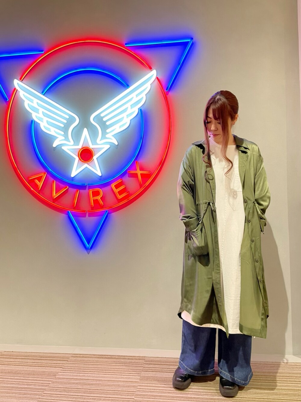 「ミリタリー、AVIREX、休日コーデ、春服、ootd、カジュアルコーデ、着回しコーデ、オトナカジュアル、AVIREXBelle、ファッションの力を信じよう」｜「AVIREXのFADE WASH TAPE LOGO ONEPIECE/ フェイドウォッシュ ロゴワンピース（ワンピース、ホワイト系）」を使った、YUMIEさん（レディース・160cm）の冬コーディネートの1枚目の写真