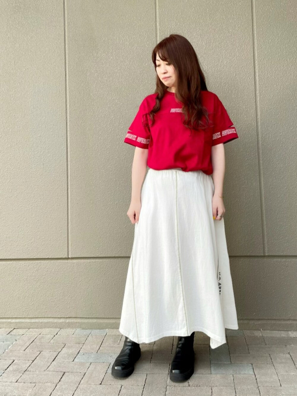 「スカート、カジュアル、Tシャツ、AVIREX、ロングスカート、春、カラーコーデ、今日のコーデ、AVIREXBelle、ファッションの力を信じよう」｜「AVIREXのSLEEVE OPEN EMBROIDERY T-SHIRT/ スリーブオープン刺繍ティーシャツ（Tシャツ/カットソー、レッド系）」を使った、YUMIEさん（レディース・160cm）の春コーディネートの1枚目の写真