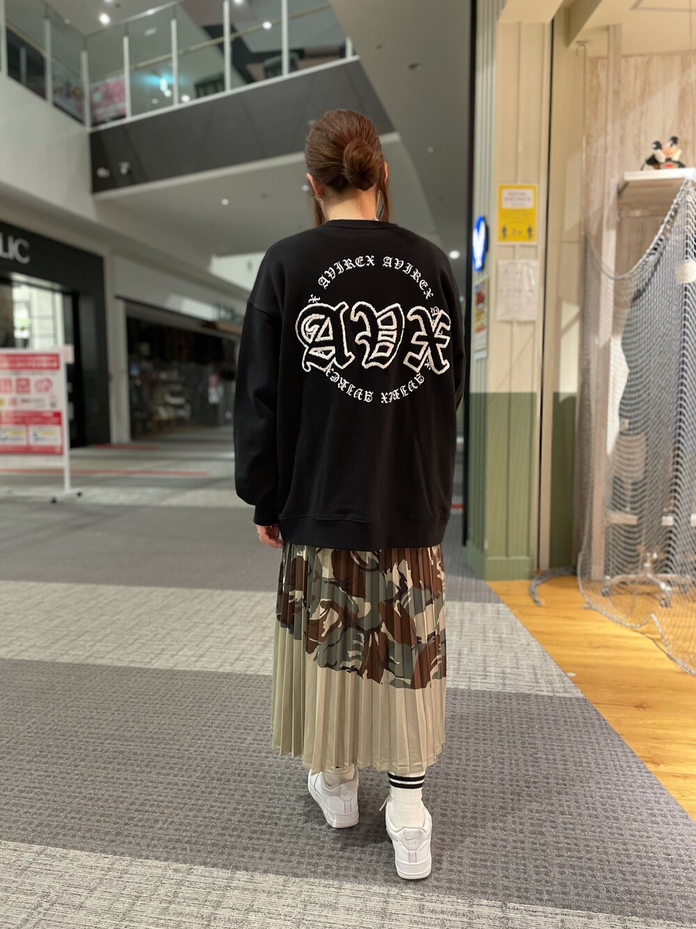 「スウェット、スカート、カモフラ、AVIREX、オーバーサイズ、プリーツスカート、ootd、ゆるコーデ、AVIREXBelle、ファッションの力を信じよう」｜「AVIREXの【直営店限定】クルーネック スウェット / CREW NECK SWEAT AVX / アヴィレックス/ AVIREX（スウェット、ブラック系）」を使った、YUMIEさん（レディース・160cm）の冬コーディネートの1枚目の写真