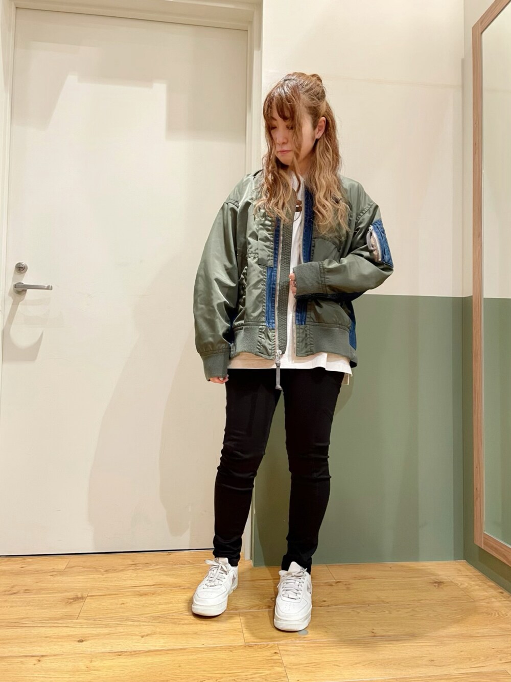 「デニム、ミリタリー、スキニー、MA-1、AVIREX、オーバーサイズ、楽チンコーデ、AVIREXBelle、秋服準備はじめました、ファッションの力を信じよう」｜「AVIREXのavirex/ アヴィレックス/ L-SATIN STRETCH SIDE ZIP SKINNY PANTS/ サテンストレッチ サイドジップ スキニーパンツ（カーゴパンツ、ブラック系）」を使った、YUMIEさん（レディース・160cm）の秋コーディネートの1枚目の写真