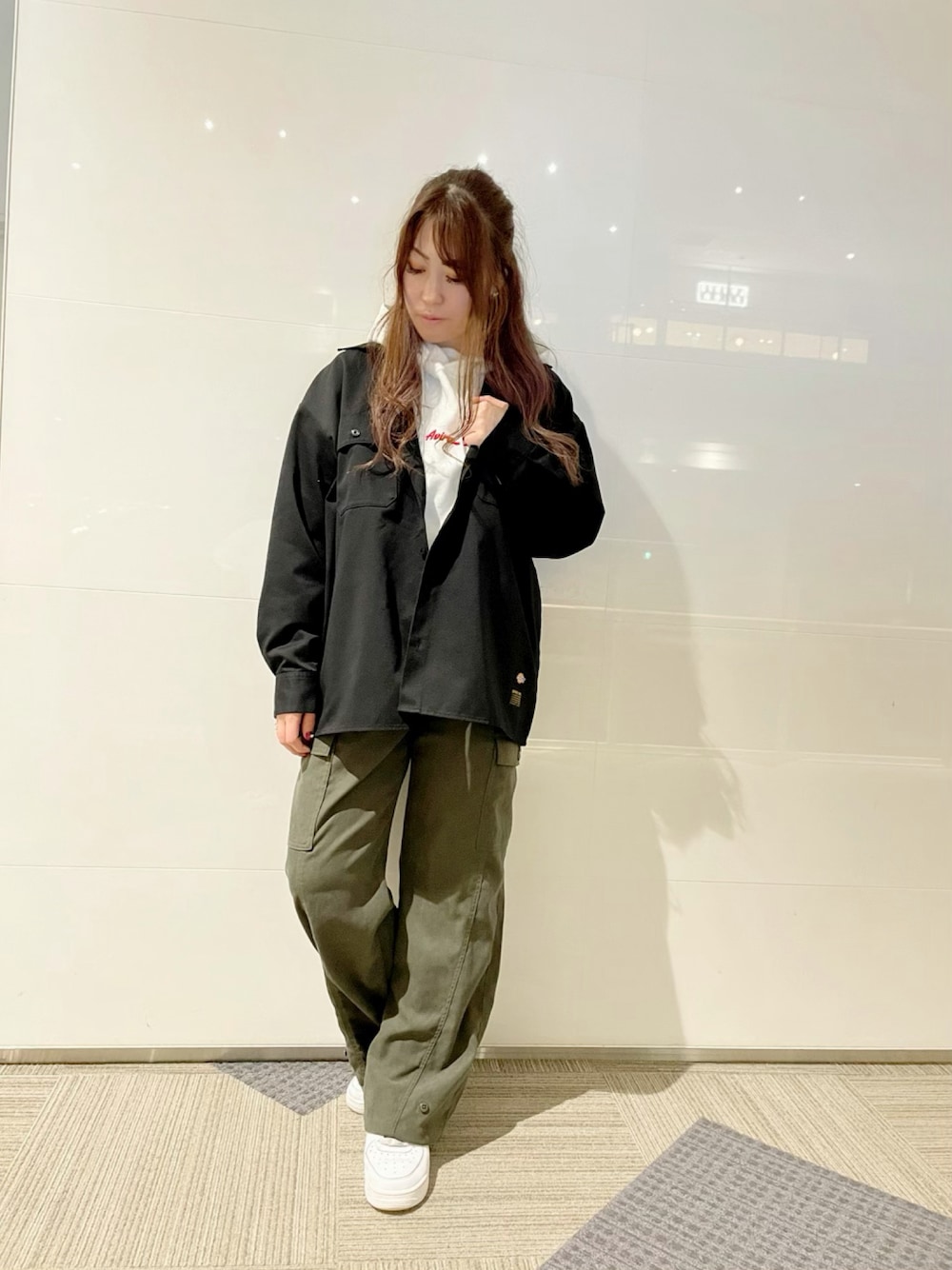 「パーカー、AVIREX、Dickies、冬コーデ、オーバーサイズ、ワークシャツ、カジュアルコーデ、ゆるコーデ、AVIREXBelle、ファッションの力を信じよう」｜「Dickiesの【Dickies × AVIREX】 ロングスリーブ ワークシャツ / LONG SLEEVE WORK SHIRT / アヴィレックス / ディッキーズ（シャツ/ブラウス、ブラック系）」を使った、YUMIEさん（レディース・160cm）の冬コーディネートの1枚目の写真