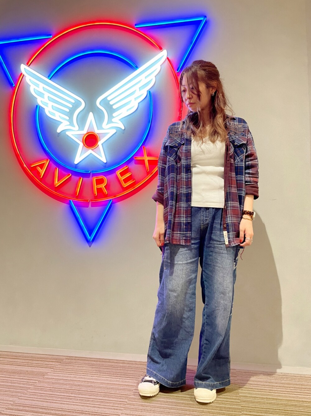 「チェックシャツ、AVIREX、大人カジュアル、ワイドパンツ、デニムパンツ、秋服、今日のコーデ、秋コーデ、秋冬コーデ、AVIREXBelle」｜「AVIREXの「InRed5月号掲載　女優の上戸彩さん着用商品」/ FUDGE5月号掲載商品/ avirex/ アヴィレックス/ BRAID TANK TOP/ ブレイド タンクトップ（タンクトップ、ホワイト系）」を使った、YUMIEさん（レディース・160cm）の夏コーディネートの1枚目の写真