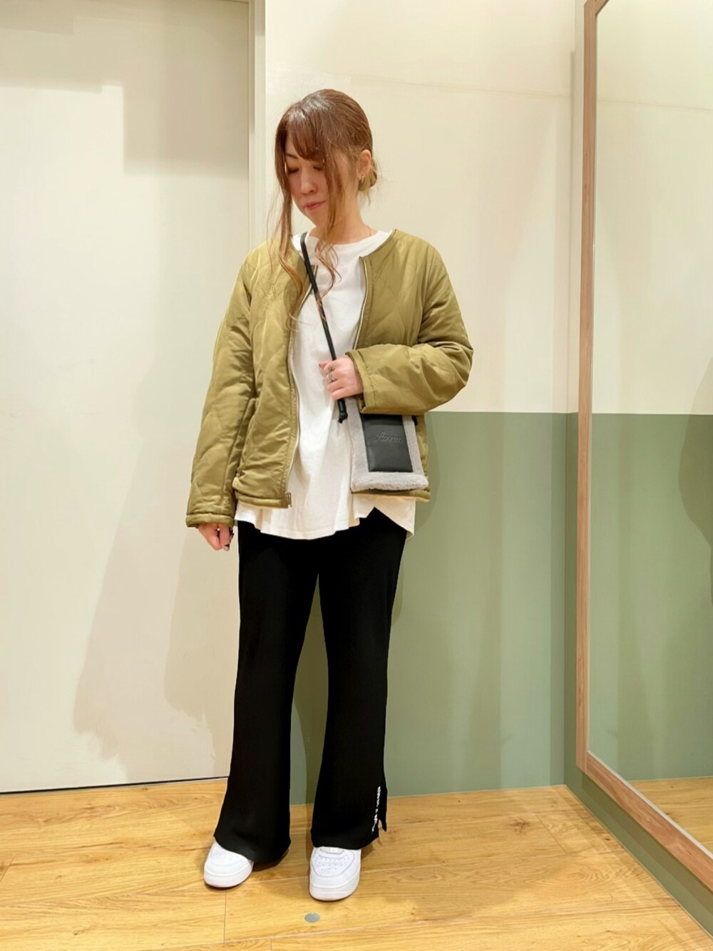 「ショルダーバッグ、AVIREX、キルティングジャケット、パンツスタイル、フレアパンツ、着回しコーデ、オトナカジュアル、秋冬コーデ、AVIREXBelle、ファッションの力を信じよう」｜「AVIREXの4ウェイショート シェルパーカー/ 4WAY SHORT SHELL PARKA（モッズコート、グリーン系）」を使った、YUMIEさん（レディース・160cm）の秋コーディネートの1枚目の写真