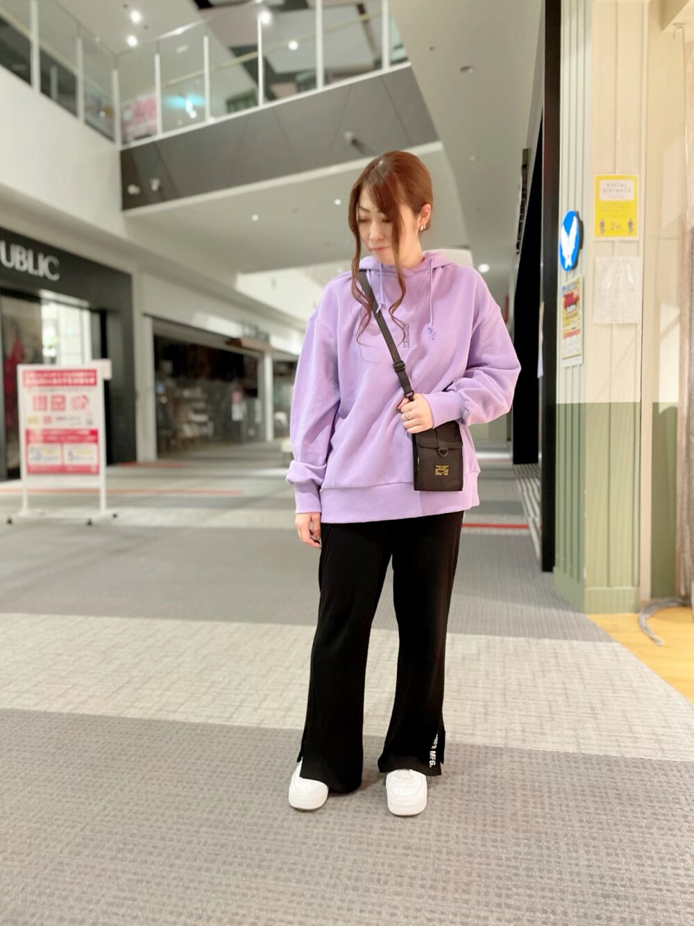 「パーカー、リブパンツ、AVIREX、オーバーサイズ、ラフ、ootd、フレアパンツ、カジュアルコーデ、AVIREXBelle、ファッションの力を信じよう」｜「AVIREXの【直営店限定】HOODED PARKA/ フーデッドパーカー（パーカー、パープル系）」を使った、YUMIEさん（レディース・160cm）の冬コーディネートの1枚目の写真