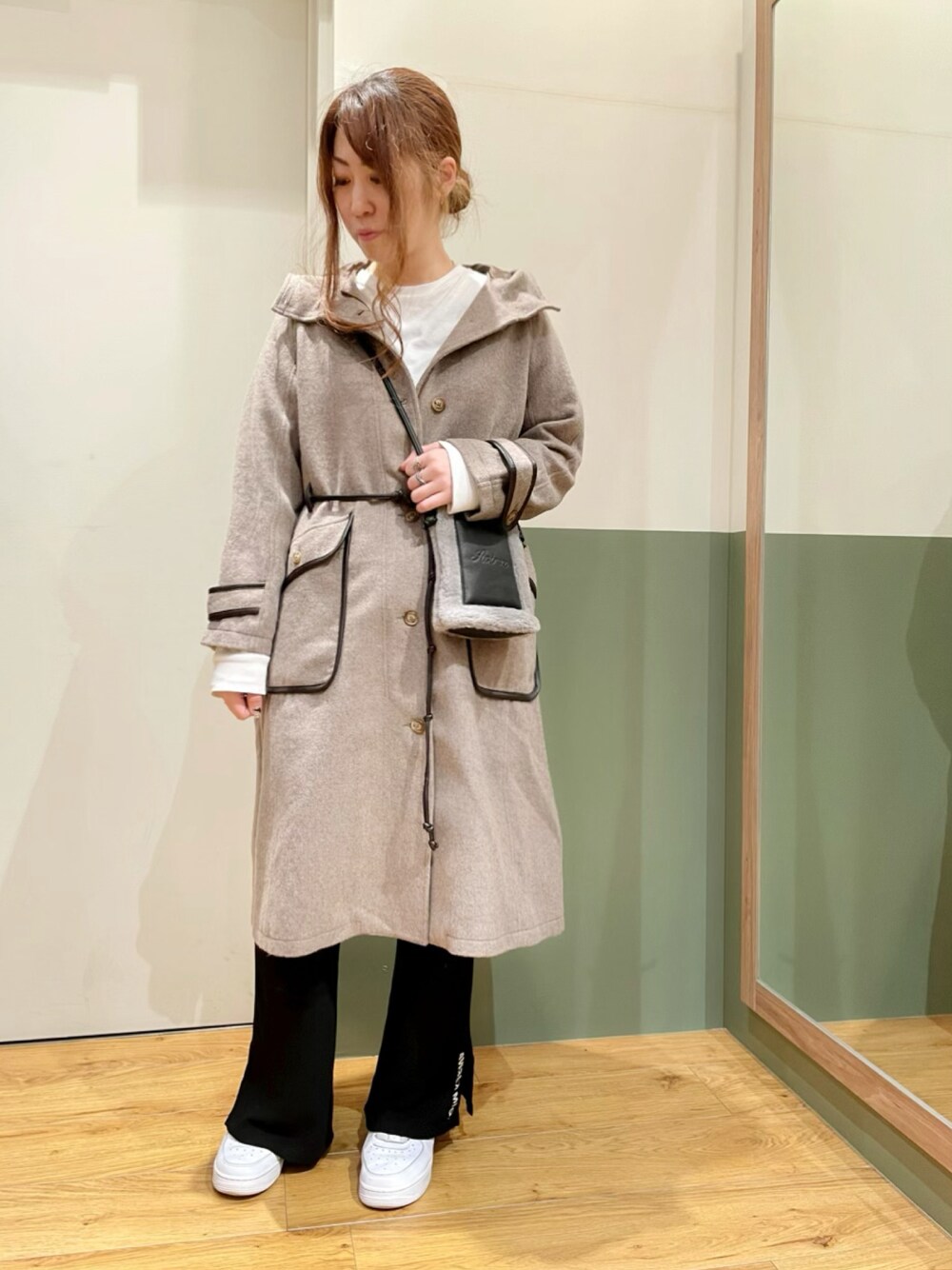 「コート、シンプル、ショルダーバッグ、AVIREX、大人コーデ、フレアパンツ、オトナカジュアル、秋冬コーデ、AVIREXBelle、ファッションの力を信じよう」｜「AVIREXの【直営店限定】リブカットパンツ/ RIB CUT  PANTS（その他パンツ、ブラック系）」を使った、YUMIEさん（レディース・160cm）の秋コーディネートの1枚目の写真