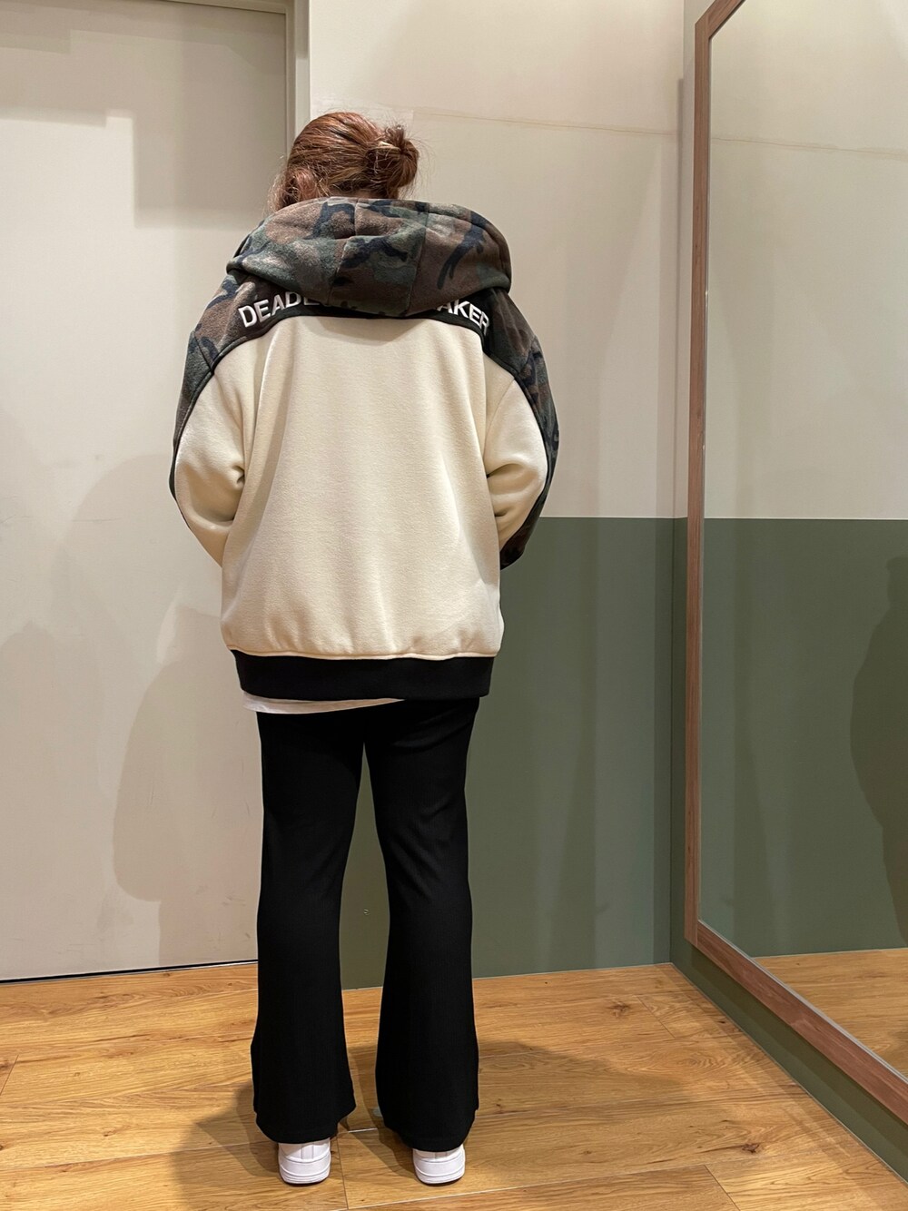 「カジュアル、カモフラ、AVIREX、フリース、オーバーサイズ、フレアパンツ、ゆったりコーデ、秋冬コーデ、AVIREXBelle、ファッションの力を信じよう」｜「AVIREXの2TONE BIG FLEECE PARKA/ 2トーン ビッグフリースパーカー（ブルゾン、その他）」を使った、YUMIEさん（レディース・160cm）の秋コーディネートの1枚目の写真