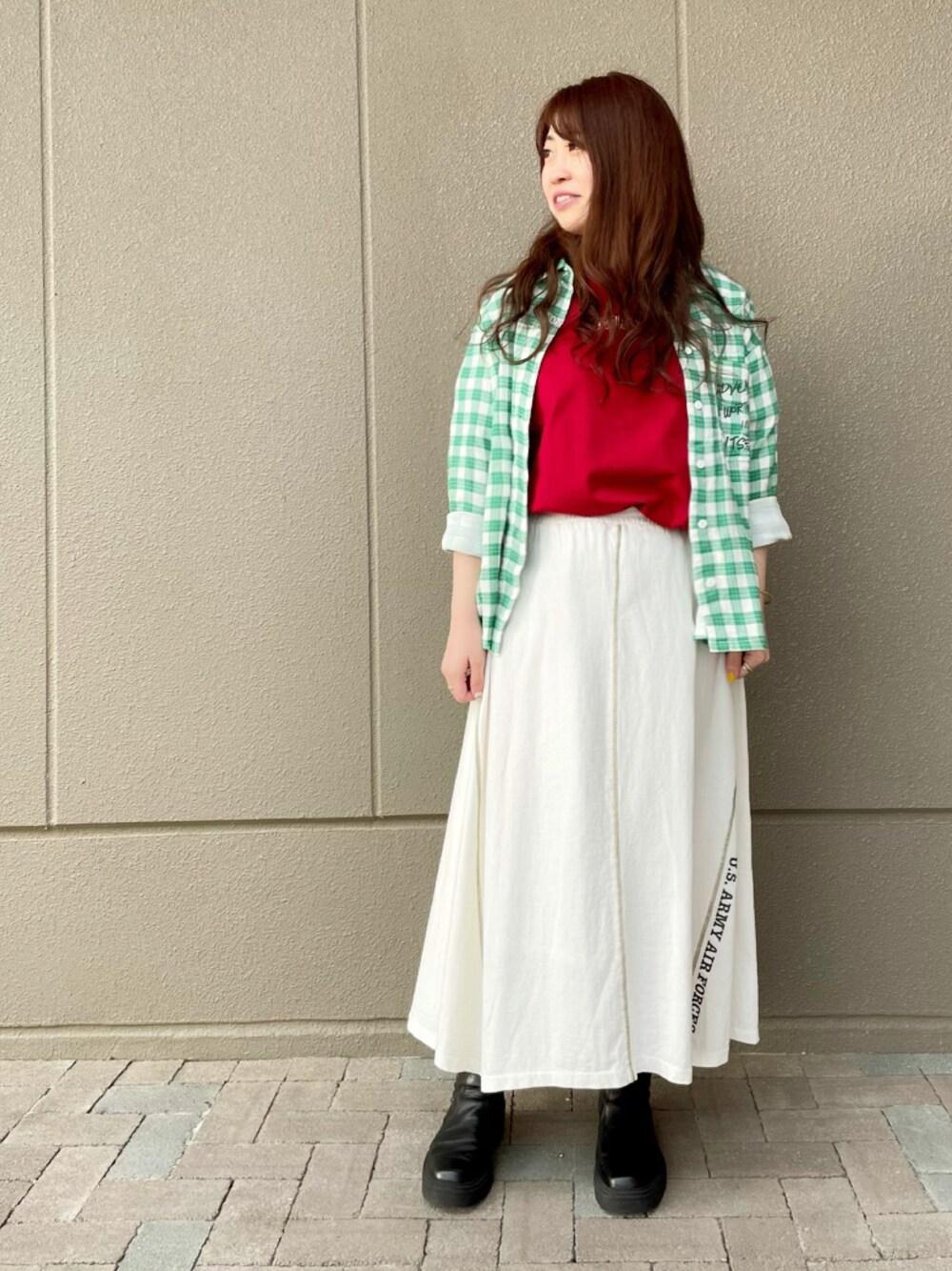 「カジュアル、チェックシャツ、AVIREX、ロングスカート、ラフ、春カラー、カラーコーデ、オトナカジュアル、AVIREXBelle、ファッションの力を信じよう」｜「AVIREXのSLEEVE OPEN EMBROIDERY T-SHIRT/ スリーブオープン刺繍ティーシャツ（Tシャツ/カットソー、レッド系）」を使った、YUMIEさん（レディース・160cm）の春コーディネートの1枚目の写真