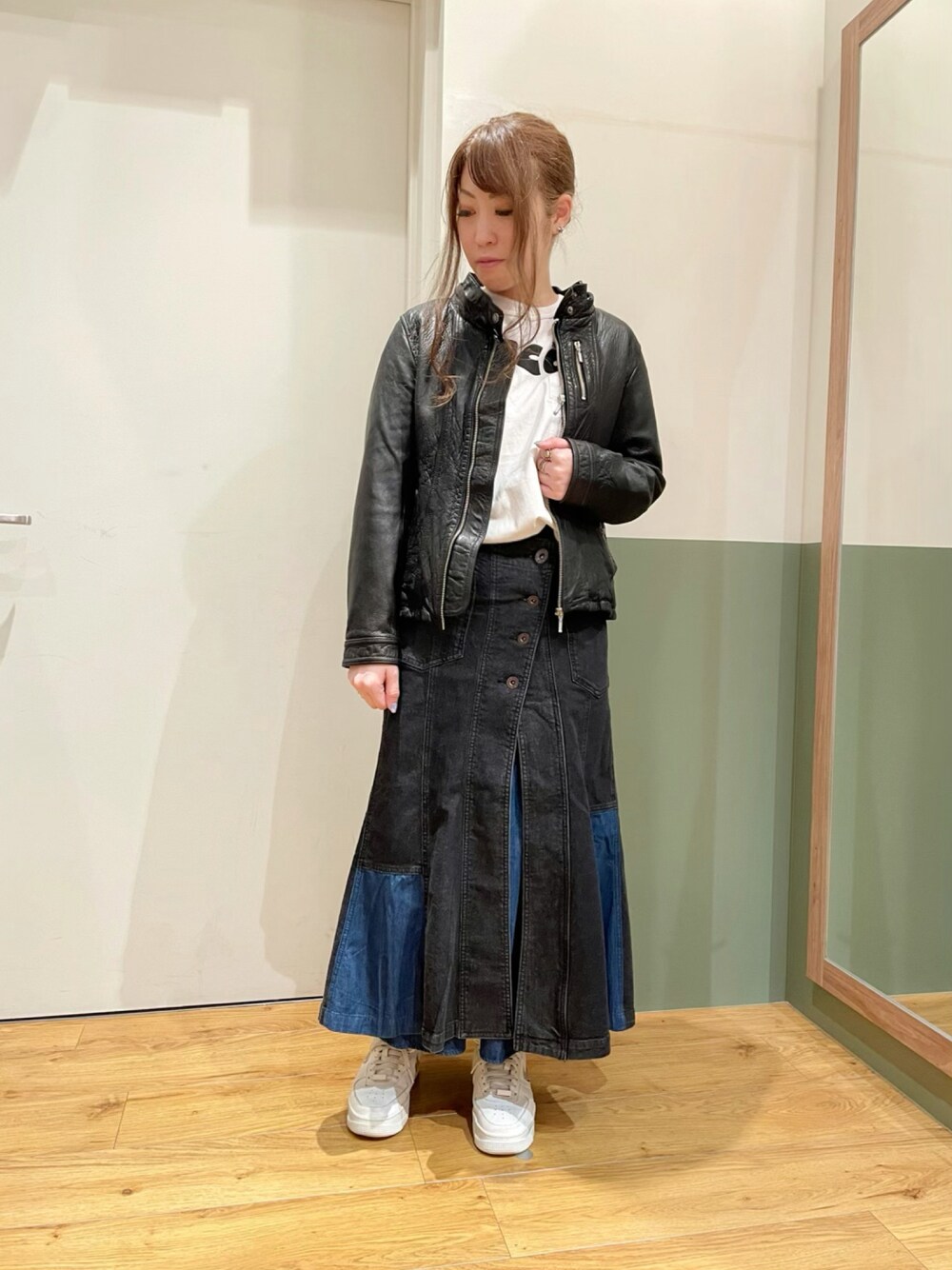 「カジュアル、レザージャケット、秋のコーデ、AVIREX、デニムスカート、ロングスカート、シンプルコーデ、秋先取りコーデ、AVIREXBelle、ファッションの力を信じよう」｜「AVIREXのデニムカラーコンビスカート/ DENIM COLOR COMBI SKIRT（デニムスカート、ブラック系）」を使った、YUMIEさん（レディース・160cm）の夏コーディネートの1枚目の写真