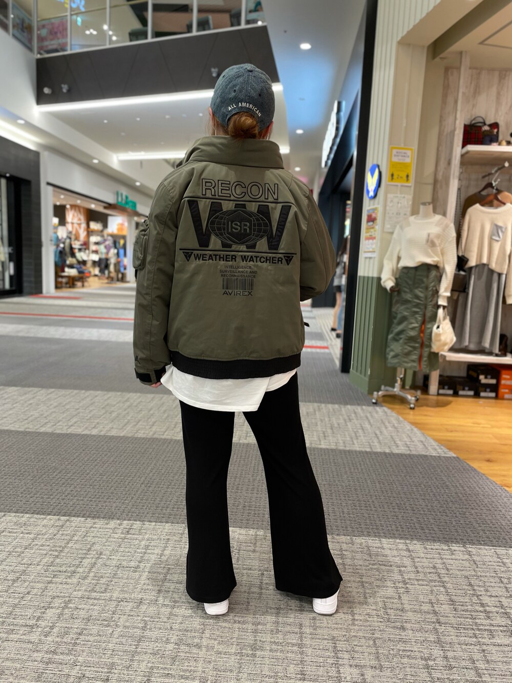「アウター、ミリタリー、カジュアル、キャップ、リブパンツ、AVIREX、冬コーデ、フレアパンツ、AVIREXBelle、ファッションの力を信じよう」｜「AVIREXのAVIREX×NEW ERA/　アヴィレックス×ニューエラ/ 9TWENTY/ POLO CAP AVIREX U.S.A FLAG/ ポロキャップ　AVIREXアメリカ国旗/Belle（キャップ、ブルー系）」を使った、YUMIEさん（レディース・160cm）の秋コーディネートの1枚目の写真