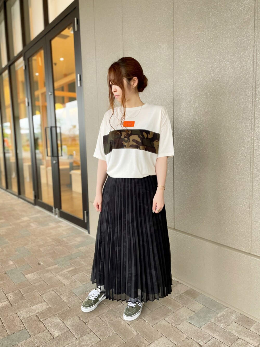 「スカート、Tシャツ、AVIREX、大人カジュアル、ラフ、プリーツスカート、休日コーデ、カジュアルコーデ、着回しコーデ、AVIREXBelle」｜「AVIREXのMESH PATTERN PRINTED T-SHIRT/ メッシュパターンプリントティーシャツ（Tシャツ/カットソー、ホワイト系）」を使った、YUMIEさん（レディース・160cm）の夏コーディネートの1枚目の写真