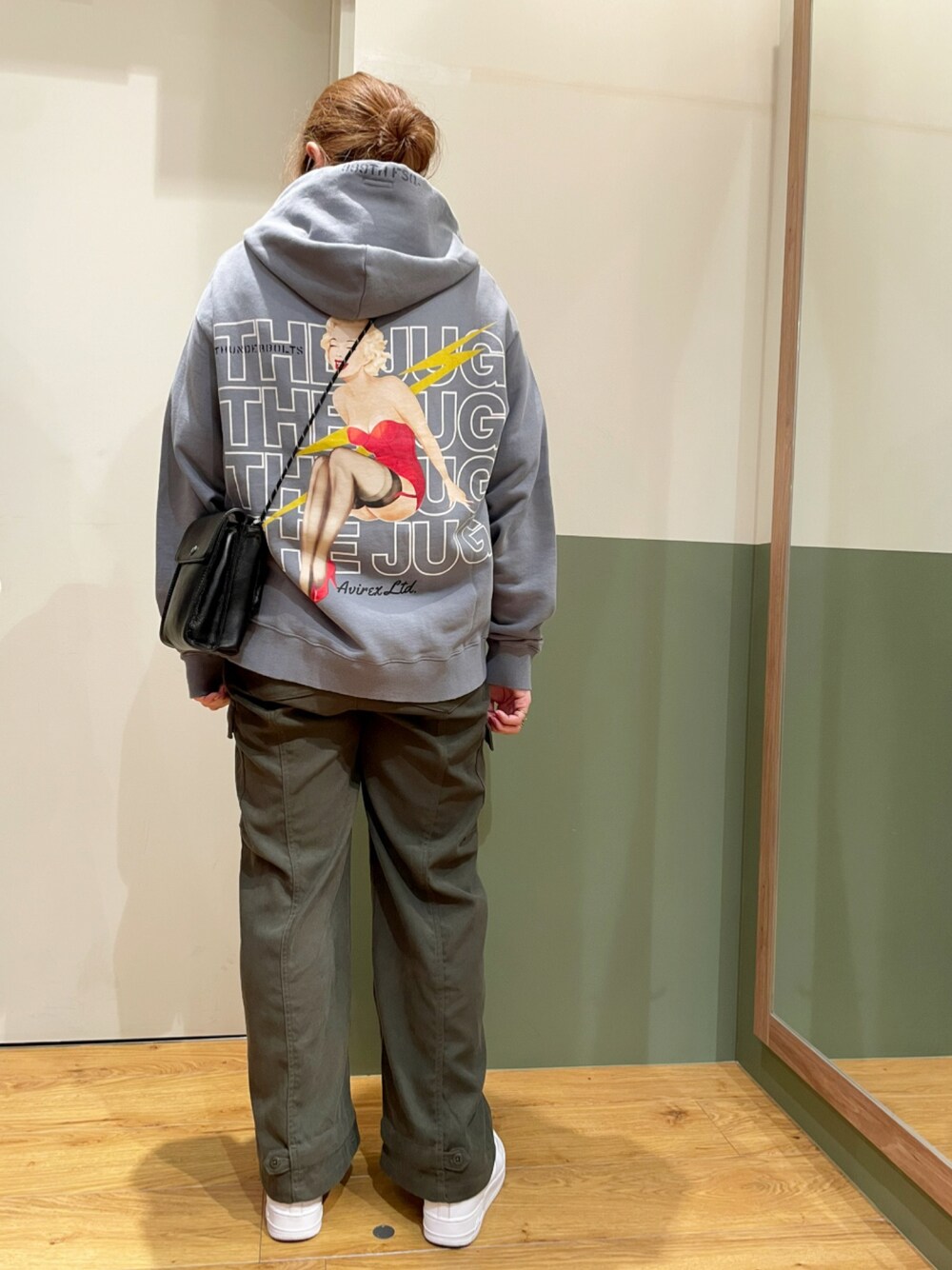 「カジュアル、パーカー、AVIREX、カーゴパンツ、メンズライク、パンツコーデ、秋コーデ、秋先取りコーデ、AVIREXBelle、ファッションの力を信じよう」｜「AVIREXの【Women's】ピンナップ ガール プルオーバー パーカー / PIN UP GIRL PULLOVER PARKA / アヴィレックス / AVIREX（パーカー、グレー系）」を使った、YUMIEさん（レディース・160cm）の秋コーディネートの1枚目の写真