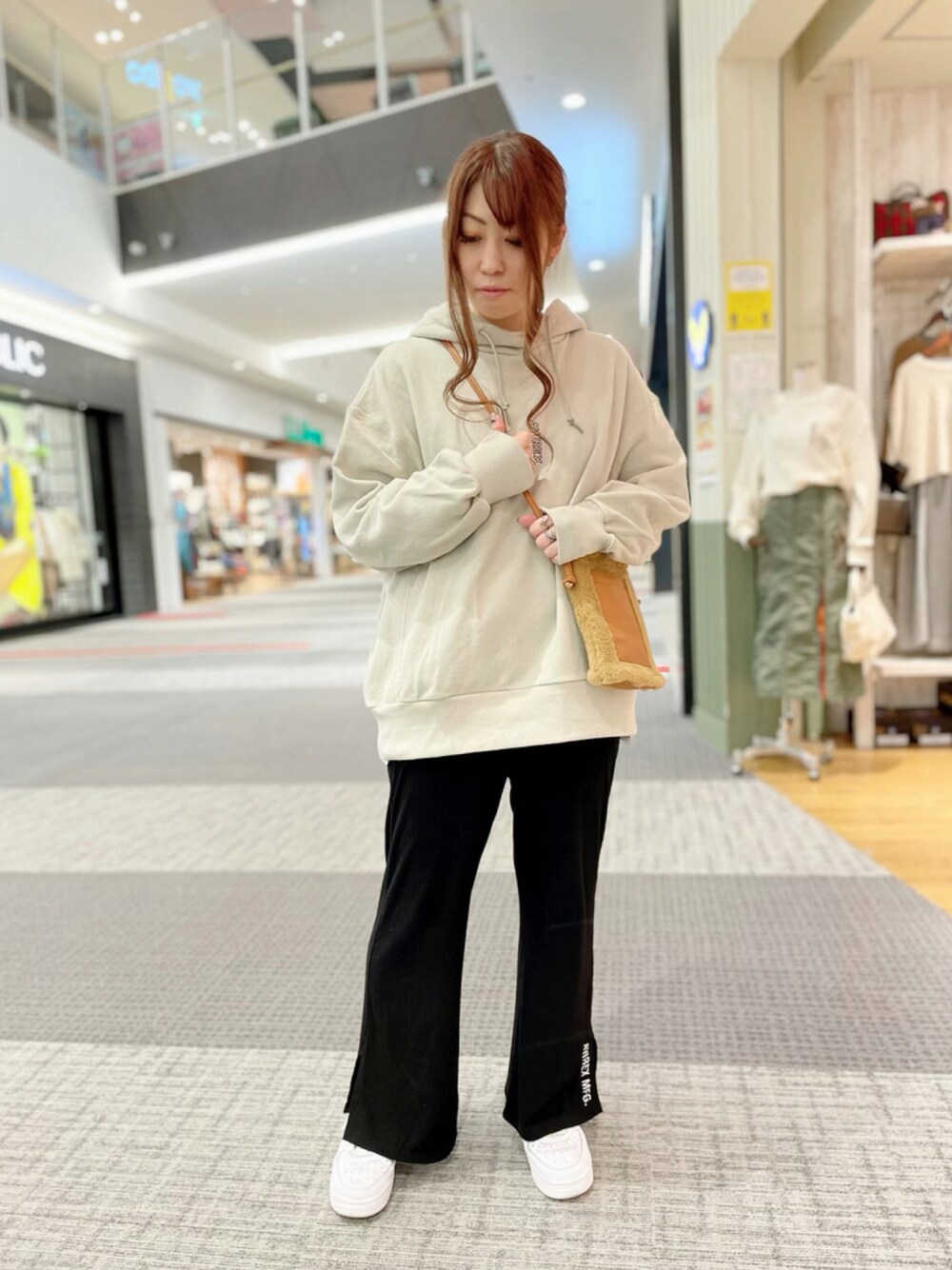 「パーカー、リブパンツ、AVIREX、オーバーサイズ、フレアパンツ、ミニバッグ、秋服、ゆるコーデ、AVIREXBelle、ファッションの力を信じよう」｜「AVIREXの【直営店限定】ECO MOUTON MINI SHOULDER BAG/ エコムートン ミニショルダーバック（ショルダーバッグ、イエロー系）」を使った、YUMIEさん（レディース・160cm）の秋コーディネートの1枚目の写真