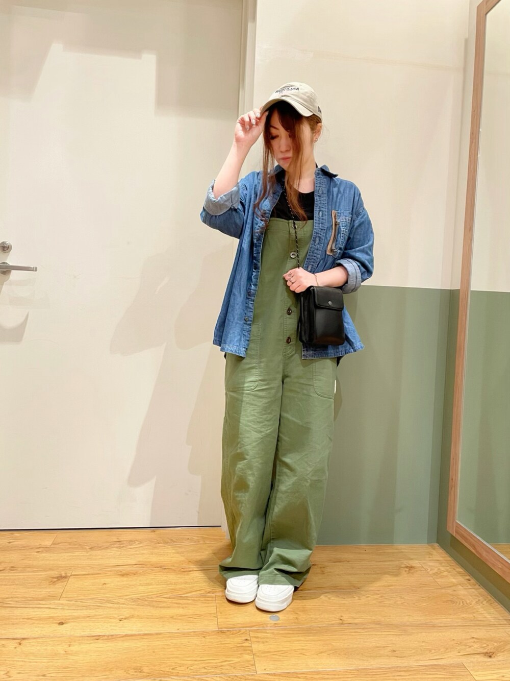 「カジュアル、シャツ、サロペット、オーバーオール、AVIREX、デニムシャツ、ラクチンコーデ、秋先取りコーデ、AVIREXBelle、ファッションの力を信じよう」｜「AVIREXのアーミークローズ オーバーオール/ ARMY CLOTHES OVERALL（サロペット/オーバーオール、グリーン系）」を使った、YUMIEさん（レディース・160cm）の夏コーディネートの1枚目の写真