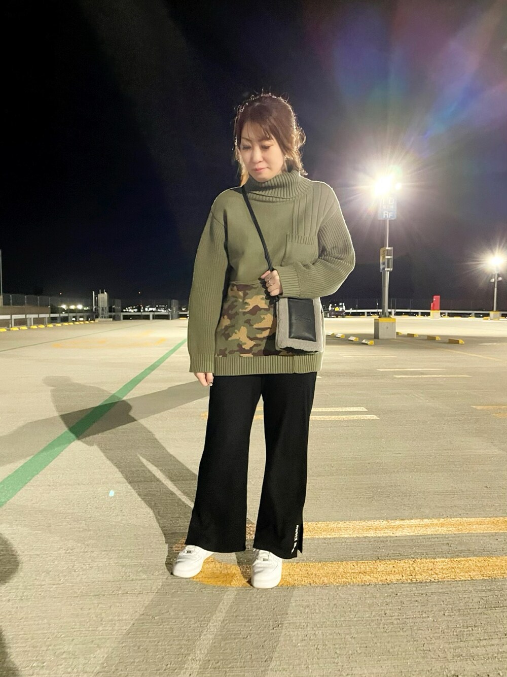 「ニット、カモフラ、AVIREX、大人カジュアル、ハイネックニット、ootd、フレアパンツ、ミニバッグ、AVIREXBelle、ファッションの力を信じよう」｜「AVIREXのタートルカラーコンビ ニットトップス/ TURTLE COLOR COMBI KNIT TOPS（ニット/セーター、グリーン系）」を使った、YUMIEさん（レディース・160cm）の秋コーディネートの1枚目の写真
