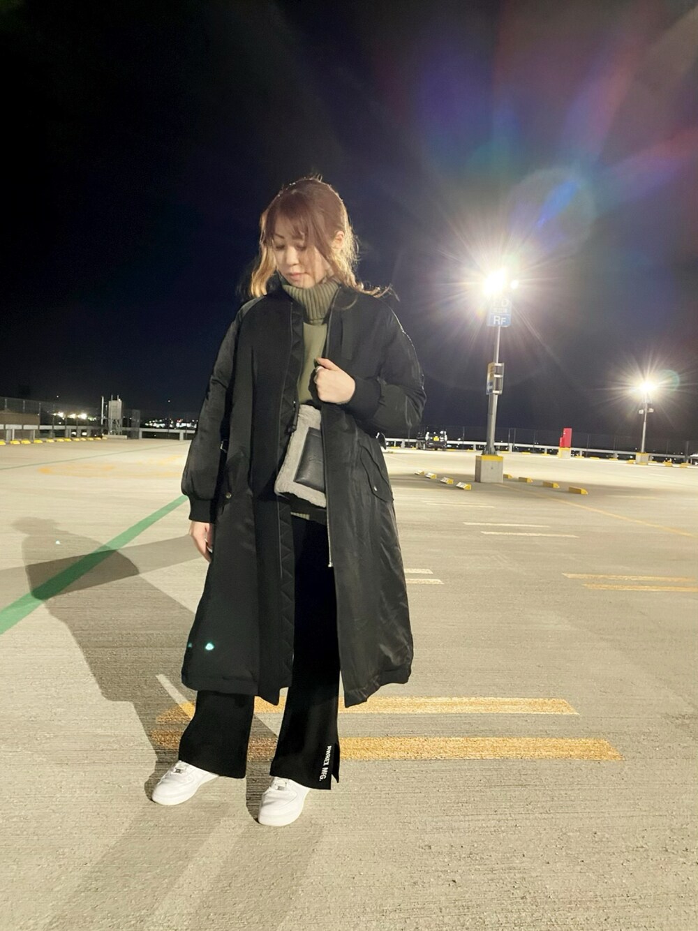 「コート、ニット、AVIREX、冬コーデ、大人カジュアル、大人コーデ、フレアパンツ、シンプルコーデ、AVIREXBelle、ファッションの力を信じよう」｜「AVIREXのMA-1ロングコンビネーションコート/ MA-1 LONG COMBINATION COAT（ノーカラーコート、ブラック系）」を使った、YUMIEさん（レディース・160cm）の秋コーディネートの1枚目の写真