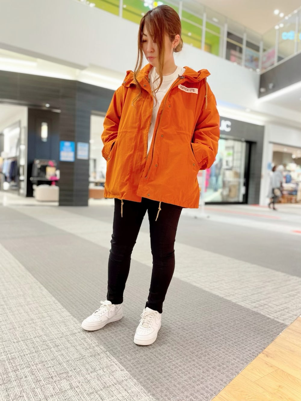 「ブルゾン、アウター、カジュアル、スキニー、AVIREX、冬コーデ、ootd、着回しコーデ、AVIREXBelle、ファッションの力を信じよう」｜「AVIREXの4ウェイショート シェルパーカー/ 4WAY SHORT SHELL PARKA（モッズコート、オレンジ系）」を使った、YUMIEさん（レディース・160cm）の秋コーディネートの1枚目の写真