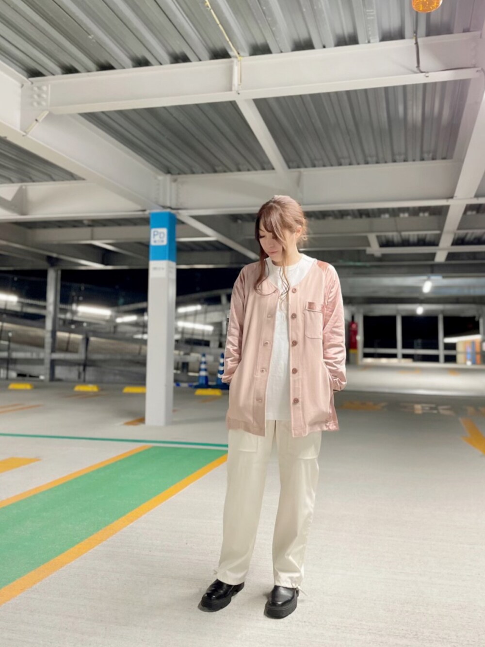 「ロゴT、ピンク、AVIREX、大人カジュアル、春服、春カラー、春コーデ、カジュアルコーデ、AVIREXBelle、ファッションの力を信じよう」｜「AVIREXのFINE COLOR SCHEME　EMBROIDERY　TOPS/ ファインカラースキーム刺繍トップス（Tシャツ/カットソー、ホワイト系）」を使った、YUMIEさん（レディース・160cm）の冬コーディネートの1枚目の写真