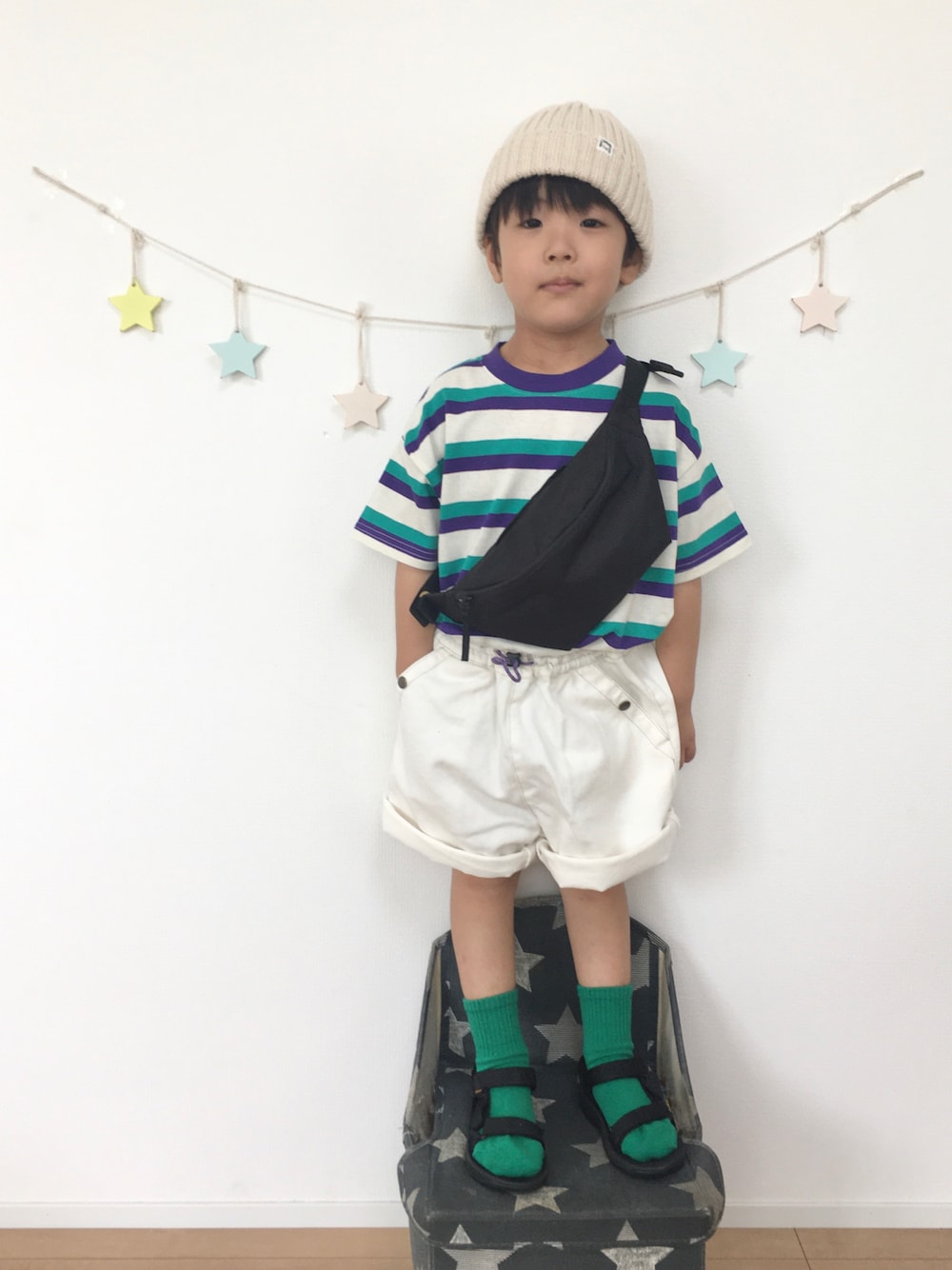 ブラック系のボディバッグ/ウエストポーチ、パープル系のTシャツ/カットソー、ホワイト系のその他パンツを着用したキッズの夏コーディネートの1枚目の写真