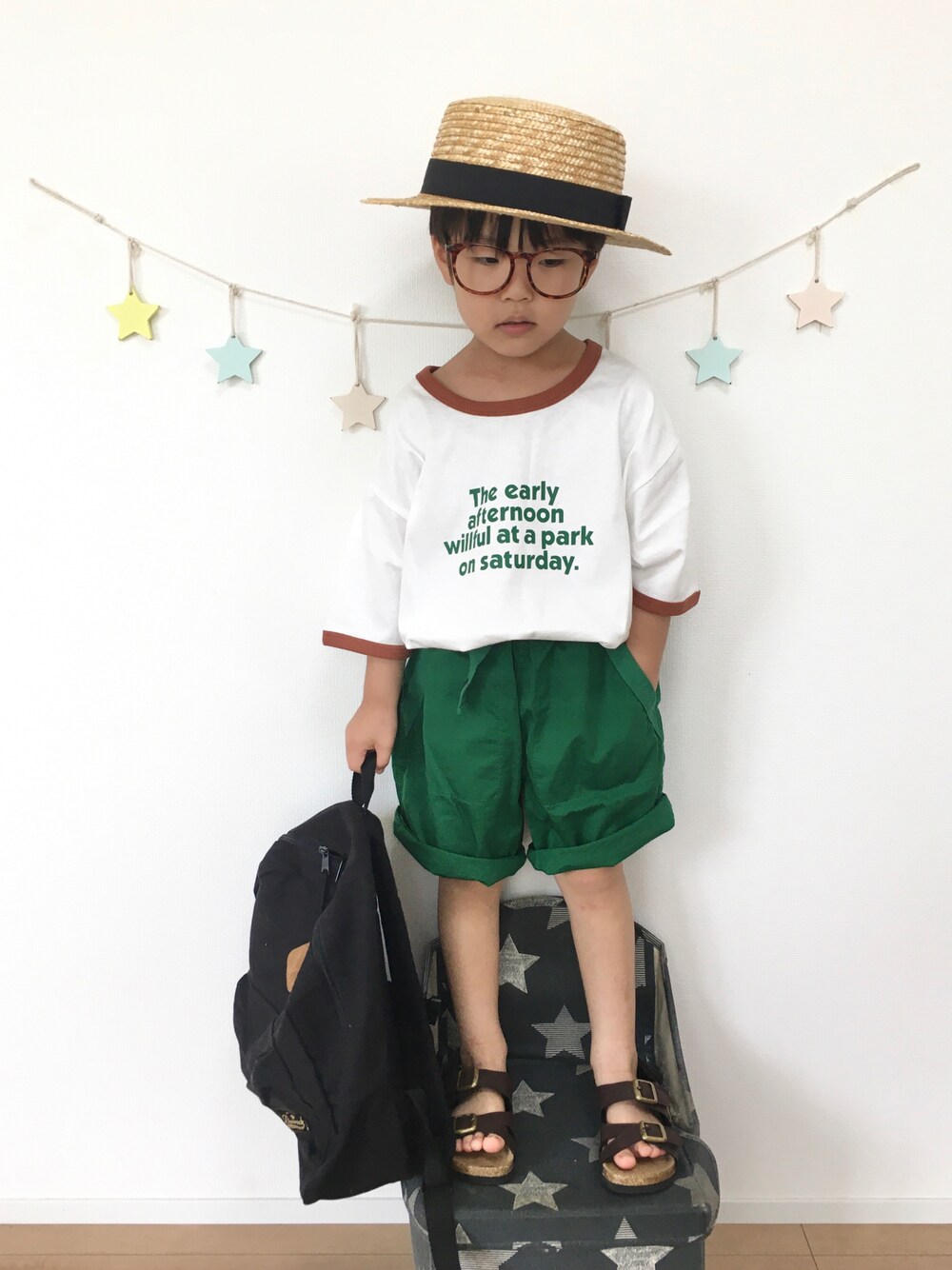 ブラウン系のTシャツ/カットソー、グリーン系のその他パンツ、ブラック系のバックパック/リュックを着用したキッズの夏コーディネートの1枚目の写真