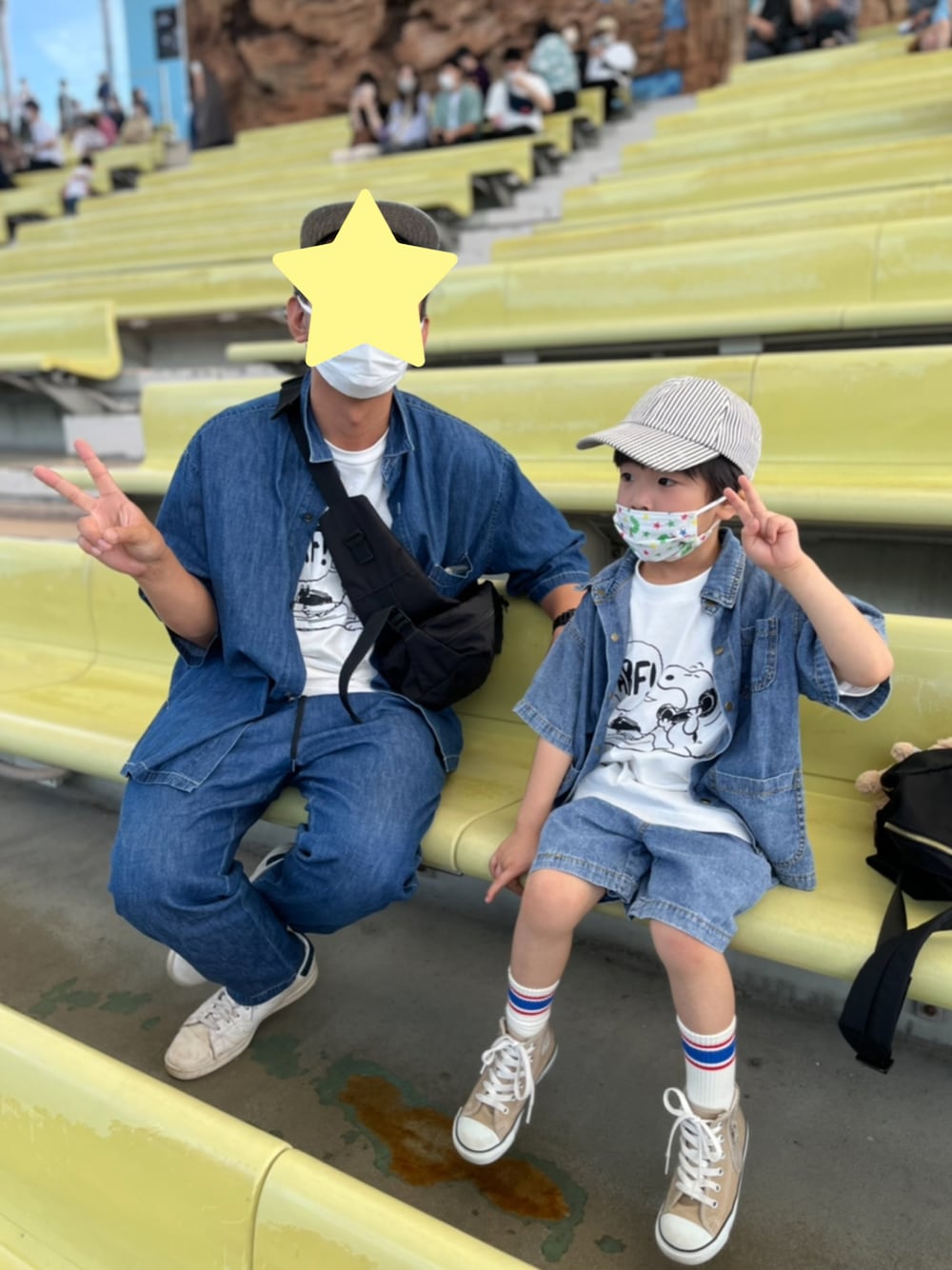 ホワイト系のTシャツ/カットソー、ブルー系のつなぎ/オールインワン、ベージュ系のスニーカーを着用したキッズの夏コーディネートの1枚目の写真