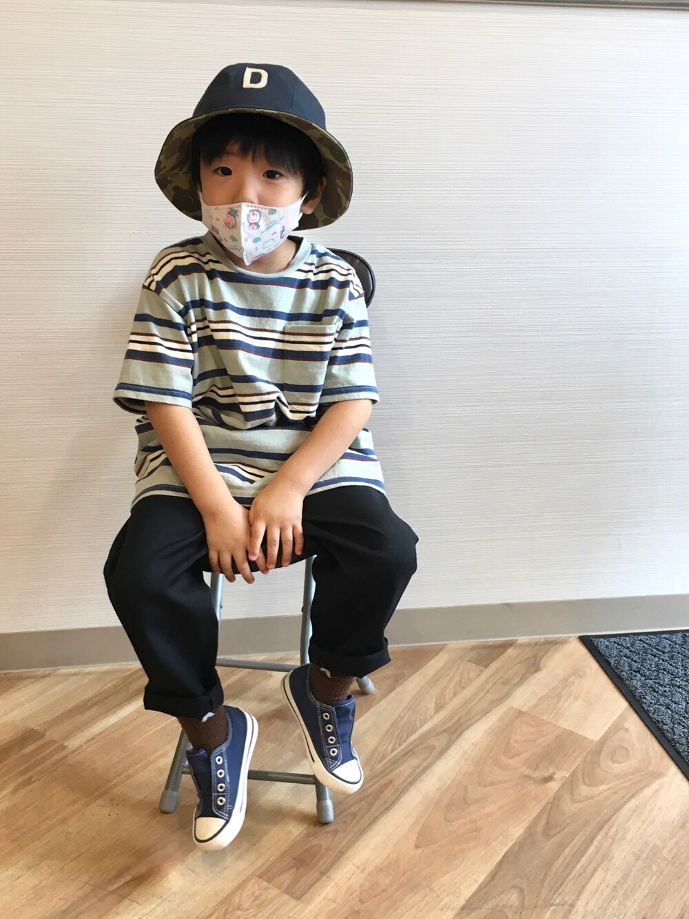 グリーン系のTシャツ/カットソー、ブラック系のその他パンツ、ブルー系のスニーカーを着用したキッズの秋コーディネートの1枚目の写真