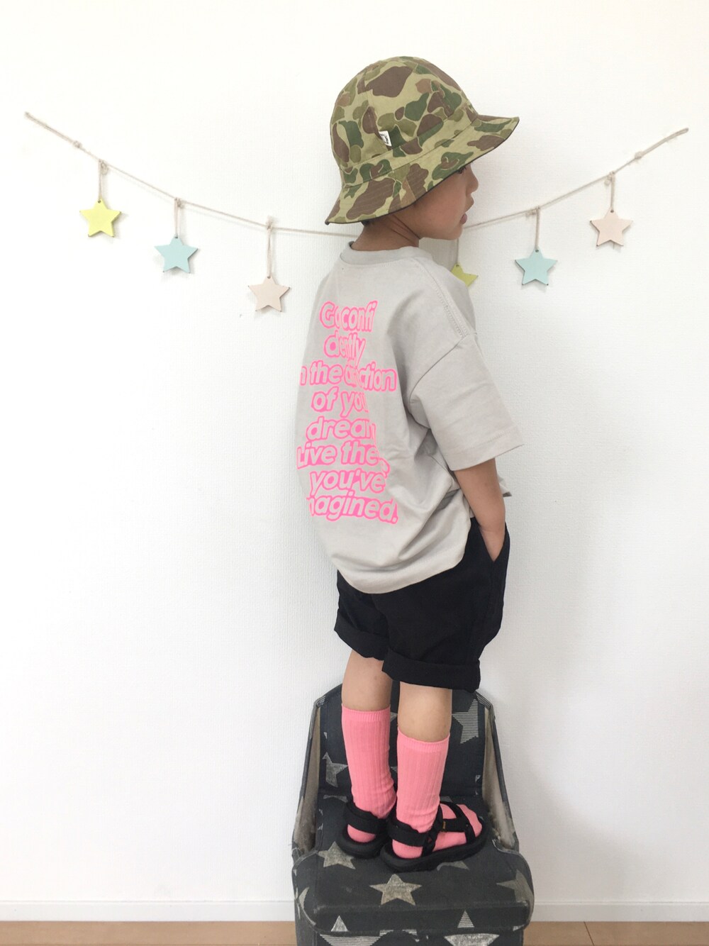 グレー系のTシャツ/カットソー、グレー系のその他パンツ、ブラック系のサンダルを着用したキッズの夏コーディネートの1枚目の写真