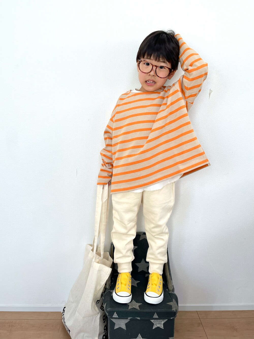 オレンジ系のTシャツ/カットソー、ホワイト系のTシャツ/カットソー、ホワイト系のその他パンツを着用したキッズの冬コーディネートの1枚目の写真