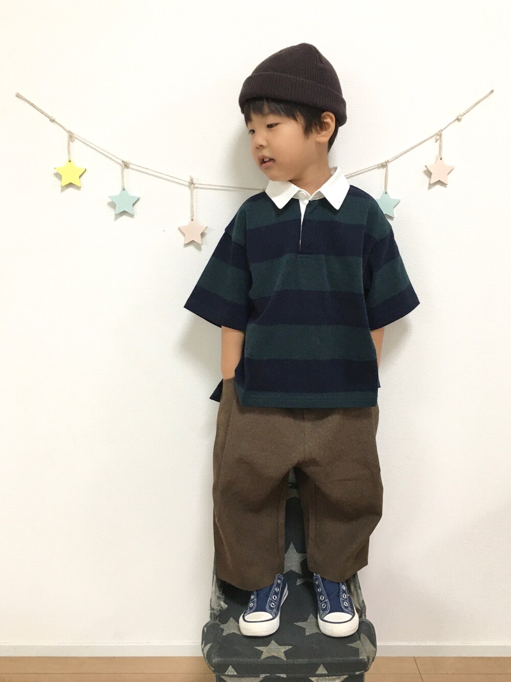 グリーン系のTシャツ/カットソー、ブラウン系のその他パンツ、ブルー系のスニーカーを着用したキッズの秋コーディネートの1枚目の写真