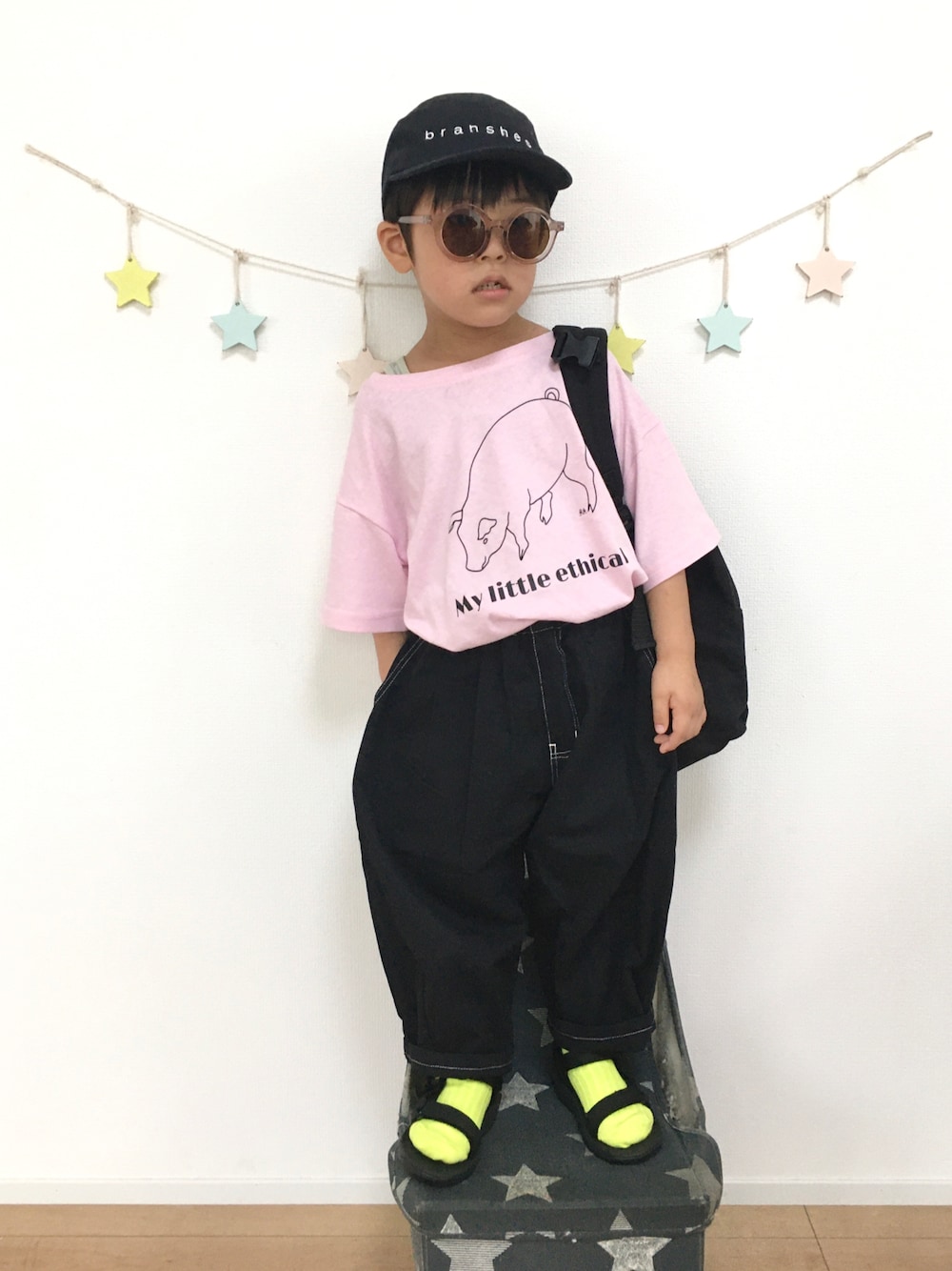ブラック系のバックパック/リュック、ピンク系のTシャツ/カットソー、ブラック系のその他パンツを着用したキッズの夏コーディネートの1枚目の写真