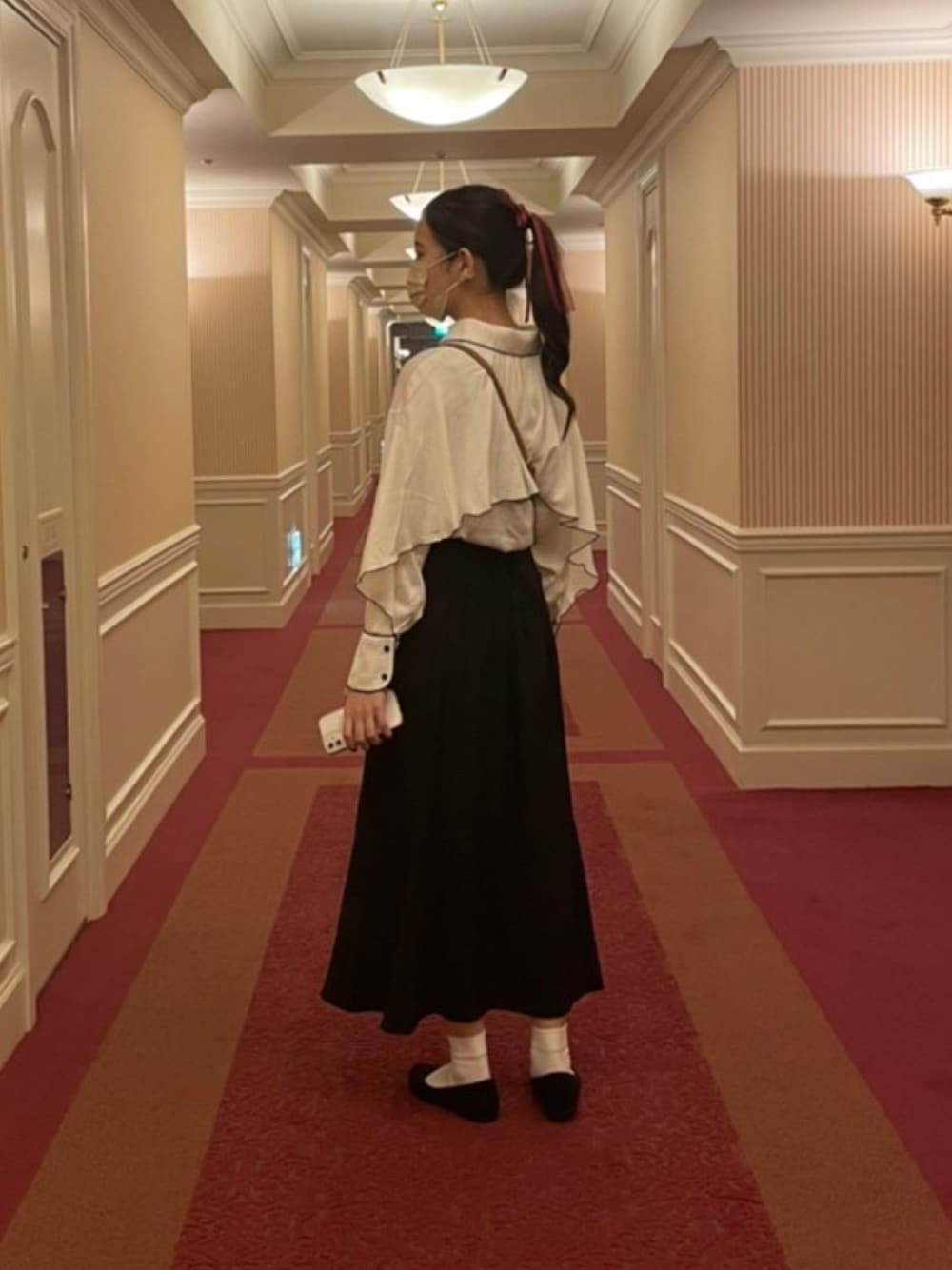 「大人ガーリー、黒、モノトーン、休日スタイル、デート」｜「natural coutureのアイテム（シャツ/ブラウス、ホワイト系）」を使った、まりもさん（レディース・164cm）の秋コーディネートの1枚目の写真