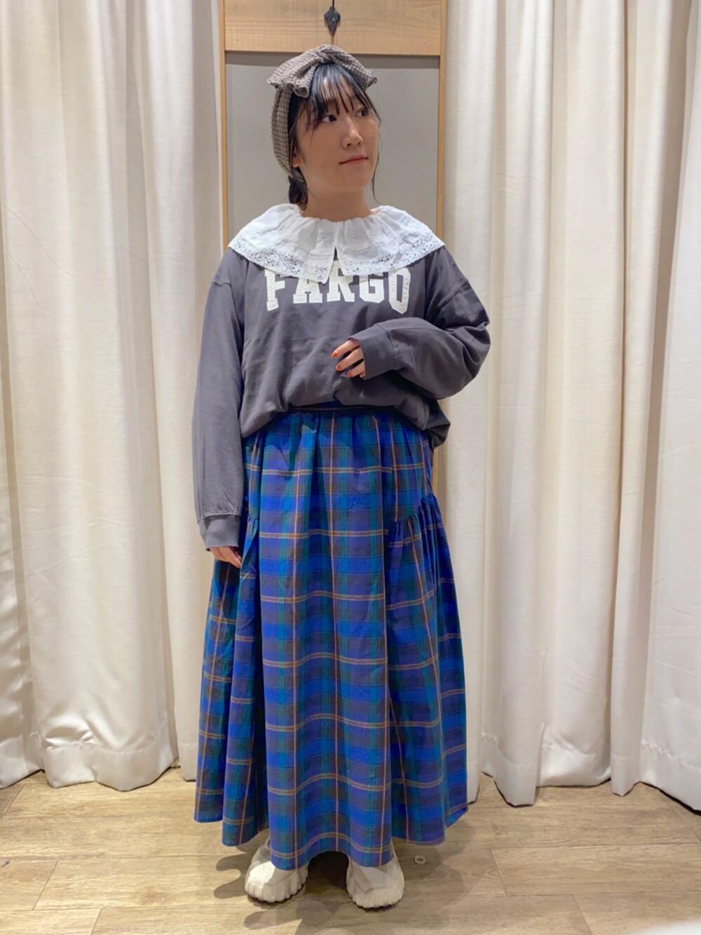 ブルー系のスカート、グレー系のTシャツ/カットソー、ホワイト系のシャツ/ブラウスを着用したレディースの秋コーディネートの1枚目の写真