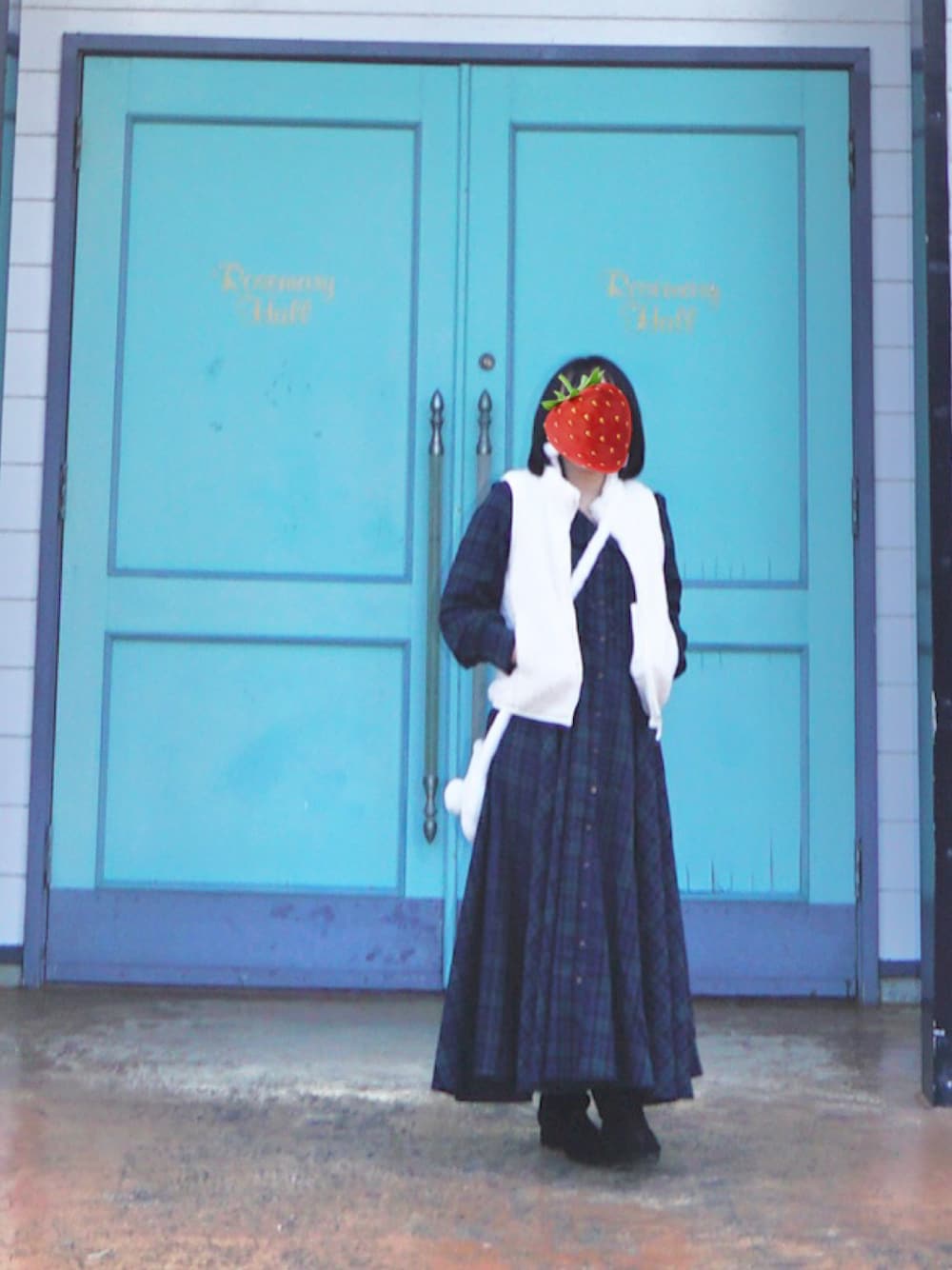 グリーン系のワンピース/ドレス、ホワイト系のベストを着用したレディースの夏コーディネートの1枚目の写真