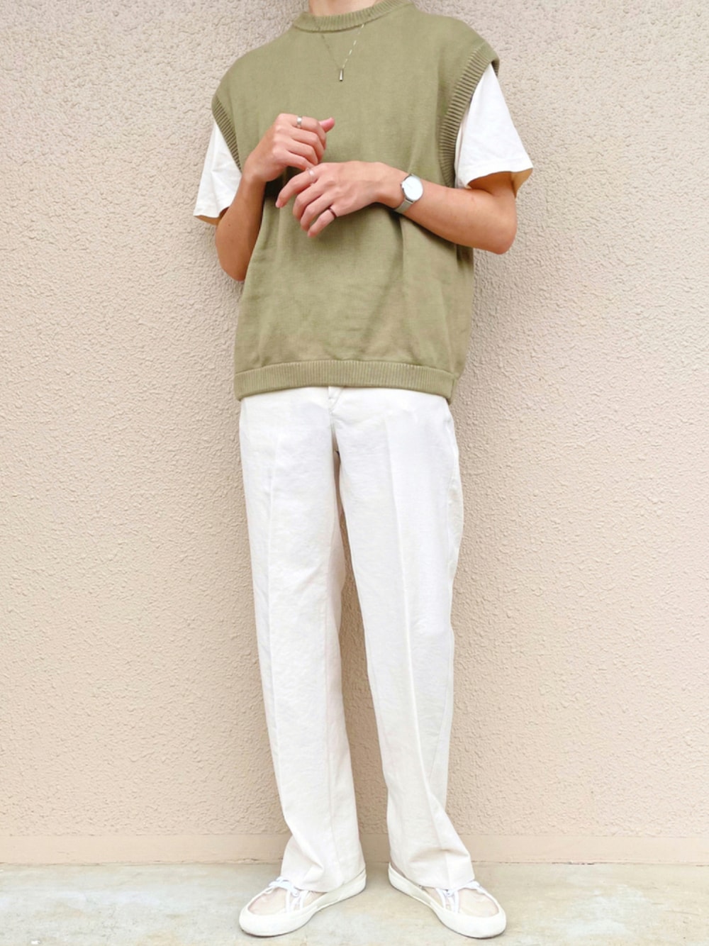 グリーン系のニット/セーター、ホワイト系のパンツ、ベージュ系のTシャツ/カットソーを着用したメンズの夏コーディネートの1枚目の写真