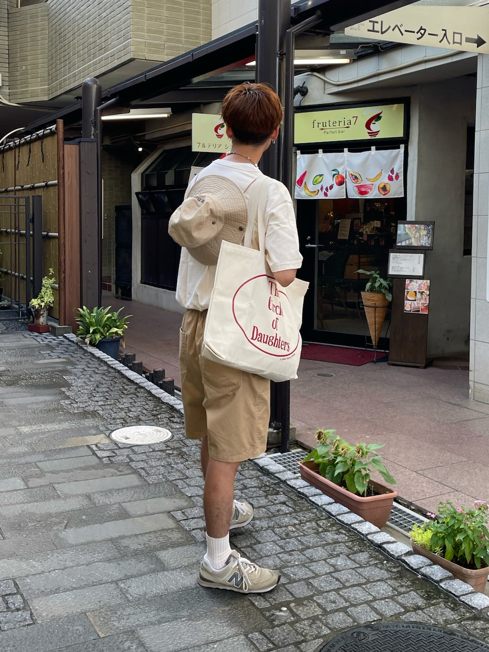 「アツいコーデ全部見せ、今日のコーデ、ootd、夏コーデ、カジュアルコーデ、サファリハット、Tシャツ、トートバッグ、チノパン、スニーカー」｜「NEW BALANCEのML574（スニーカー、ベージュ系）」を使った、oryuryusanさん（メンズ・170cm）の夏コーディネートの1枚目の写真