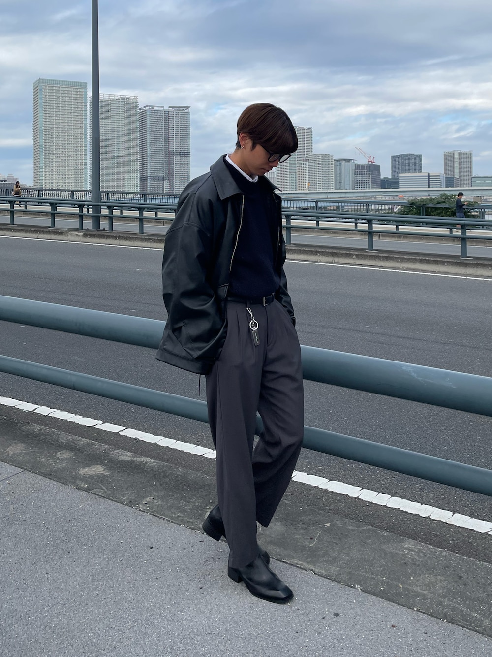「今日のコーデ、ootd、秋コーデ、冬コーデ、レザー、ブルゾン、ニット、スラックス、ブーツ、タックイン、キーホルダー、カラビナ」｜「WYM LIDNMのFAUX LEATHER MILITARY BLOUSON（ブルゾン、ブラック系）」を使った、oryuryusanさん（メンズ・169cm）の秋コーディネートの1枚目の写真