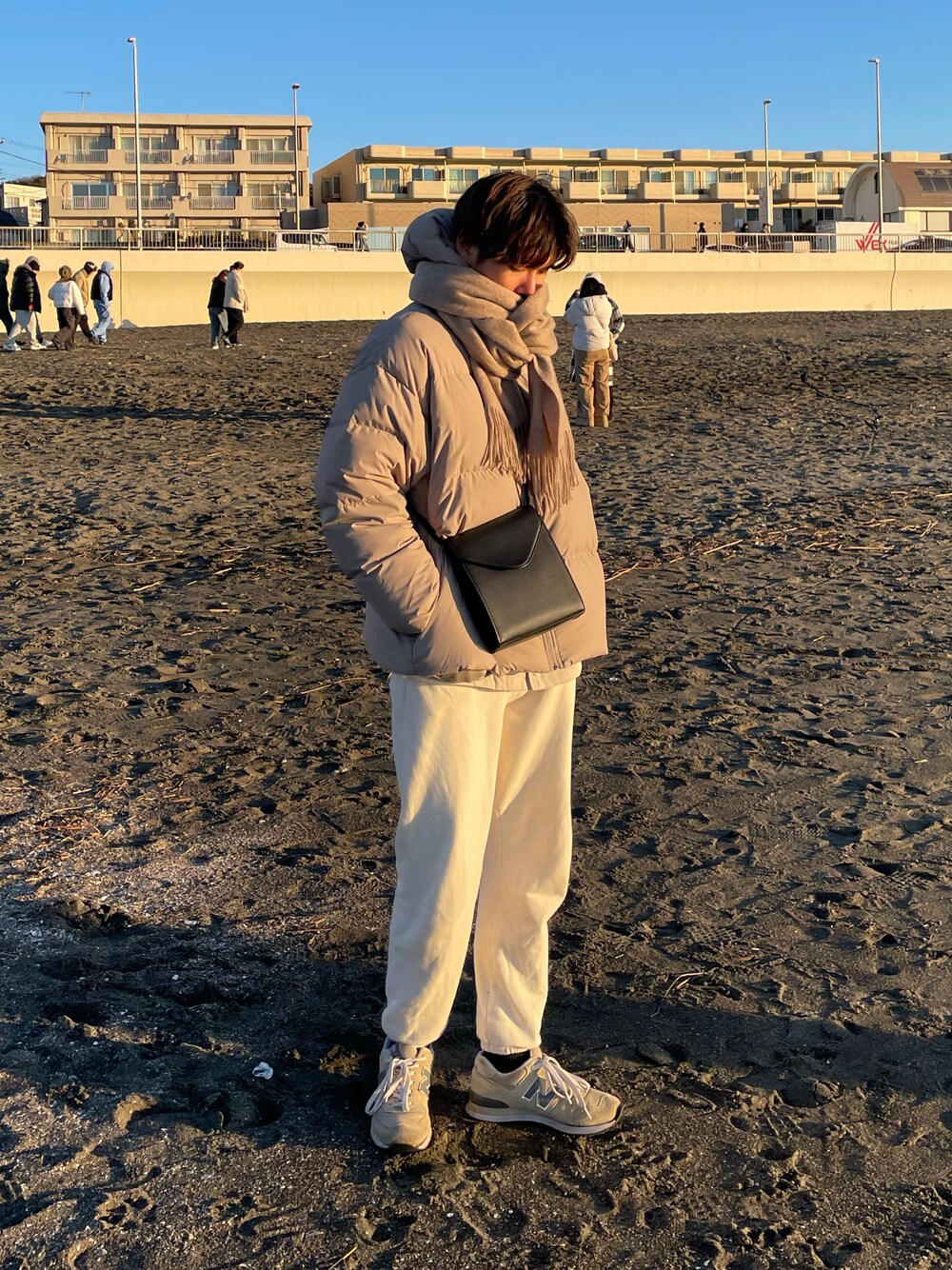 「今日のコーデ、ootd、冬コーデ、淡色コーデ、ダウンジャケット、マフラー、ショルダーバッグ、スウェットパンツ、スニーカー」｜「SHEINのアイテム（ショルダーバッグ、ブラック系）」を使った、oryuryusanさん（メンズ・169cm）の冬コーディネートの1枚目の写真
