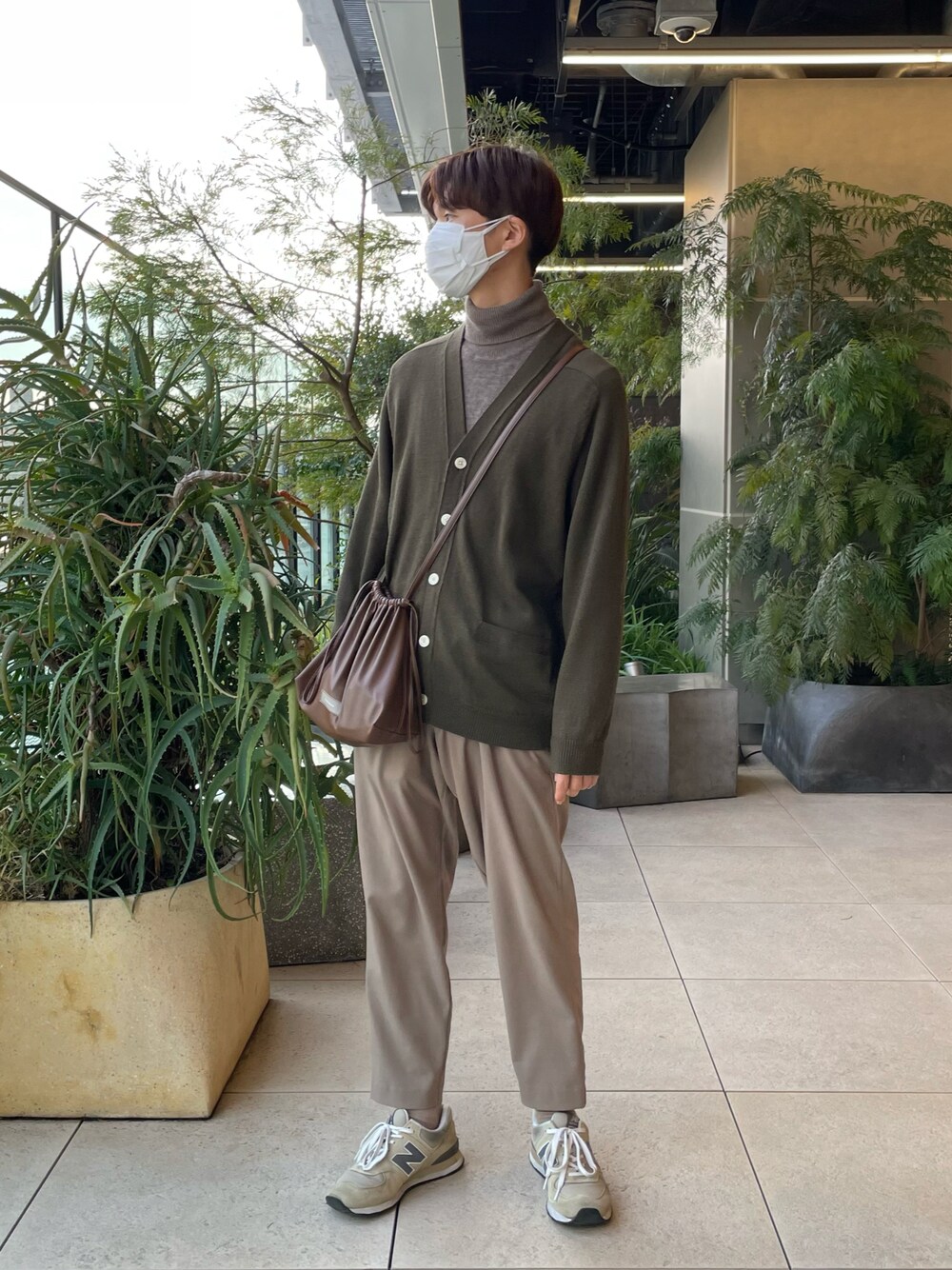 「今日のコーデ、春コーデ、カジュアル、カーディガン、タートルネック、スラックス、スニーカー、巾着バッグ、170cm、細身」｜「SENSE OF PLACE by URBAN RESEARCHのCARREMANスリムテーパードスラックス（その他パンツ、ベージュ系）」を使った、oryuryusanさん（メンズ・170cm）の冬コーディネートの1枚目の写真