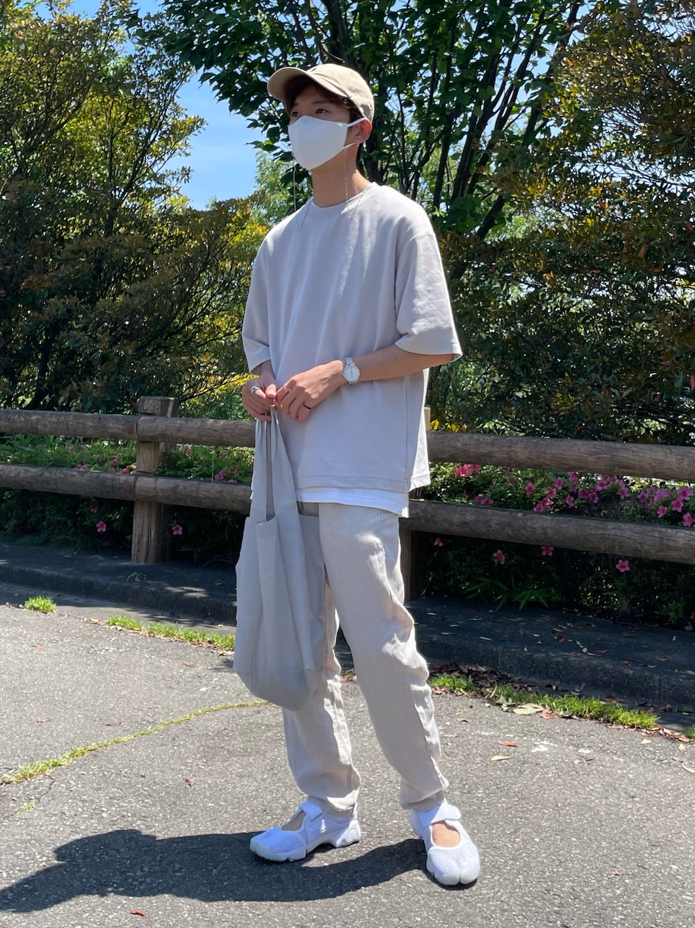「今日のコーデ、夏コーデ、淡色コーデ、ラフ、休日スタイル、Tシャツ、リネン、リネンパンツ、エアリフト、キャップ」｜「UNIQLOのエアリズムコットンオーバーサイズシャツ(5分袖) L size(男女兼用) LIGHT GRAY （Tシャツ/カットソー、グレー系）」を使った、oryuryusanさん（メンズ・170cm）の春コーディネートの1枚目の写真